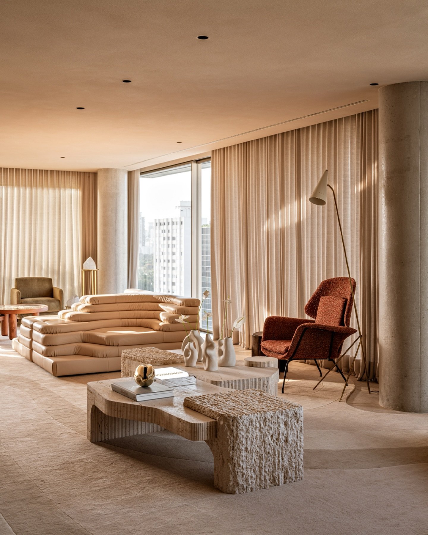 Que emo&ccedil;&atilde;o ver os meus vasos fazendo parte de um projeto t&atilde;o lind&iacute;ssimo 🤍
Stunning project designed by @suite_arquitetos. I love the richness of the textures and tones, and I&rsquo;m truly honored to have my biomorphic va