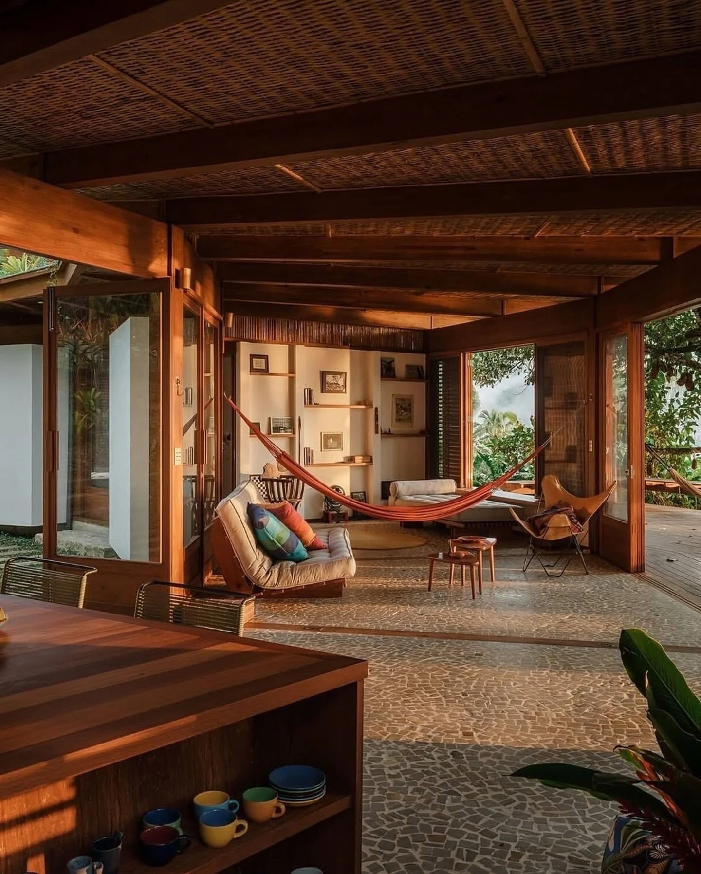 The Brazilian House that mirrors the curve of the setting sun 🌞
Casa da Figueira, by Est&uacute;dio Lava (@estudiolava), sits along Brazil&rsquo;s Costa Verde in Angra dos Reis. Designed for a steep, densely vegetated site, the semi-circular house o