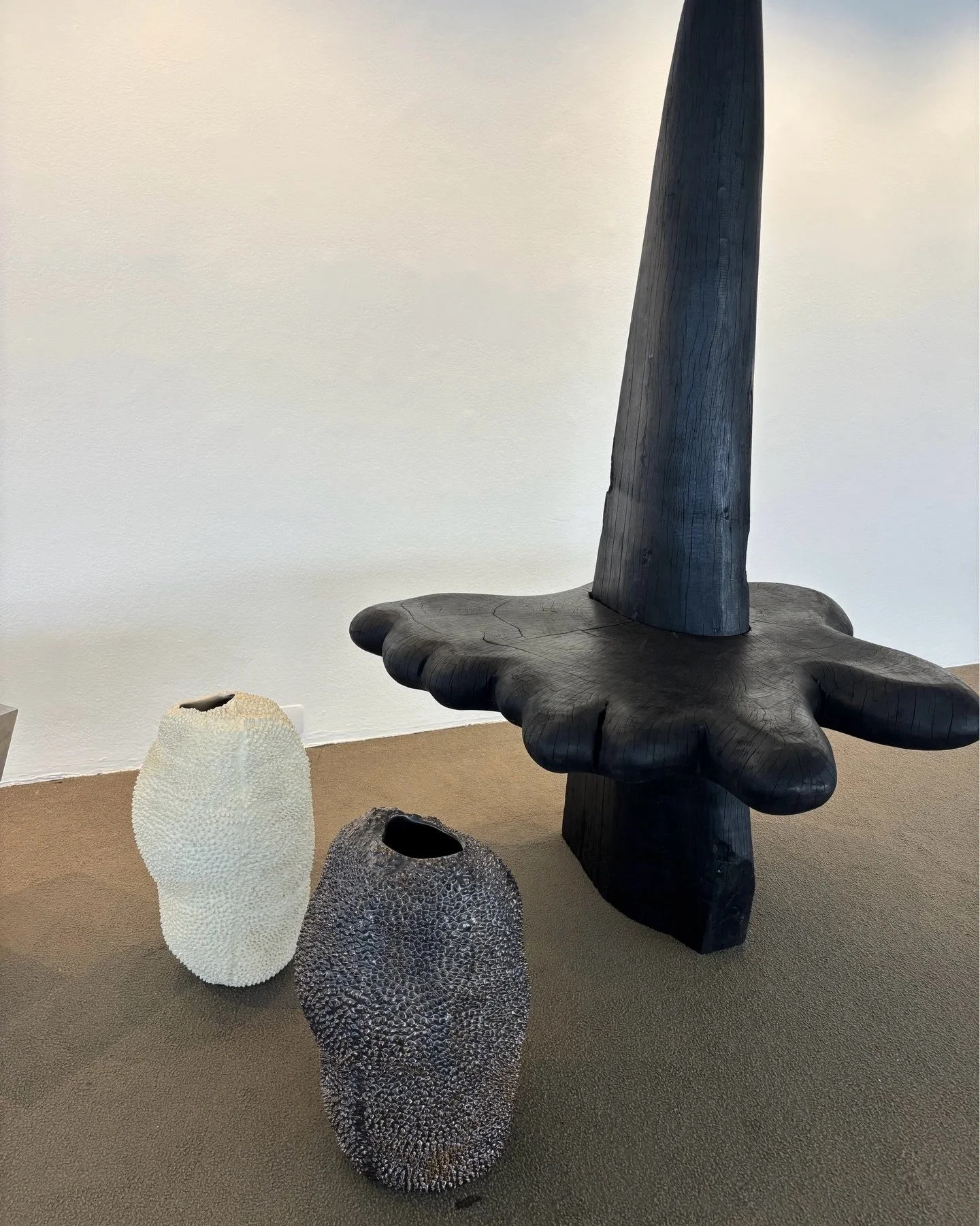 Shown at Then and Now - Brazilian Legacy, presented by Galerie Philia at MAC Niter&oacute;i:
Our Jaca sculptural vases paired with Jay Boggo&rsquo;s Mesa escult&oacute;rica Chap&eacute;u da Bruxa, exploring material, memory, and contemporary Brazilia