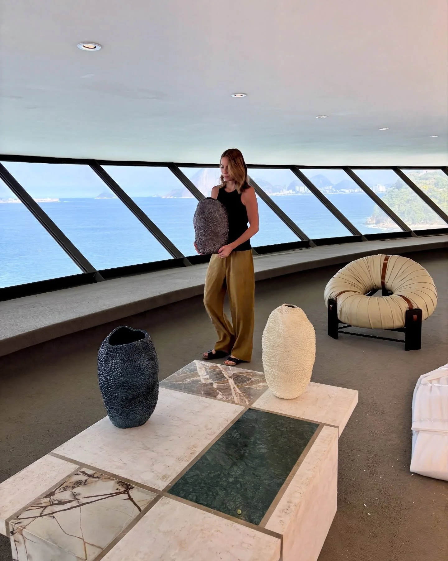 Remembering this sweet moment at Oscar Niemeyer&rsquo;s iconic MAC Niter&oacute;i Museu de Arte 🛸
Installing my Jaca vases for Galerie Philia&rsquo;s Then and Now &ndash; Brazilian Legacy exhibition.