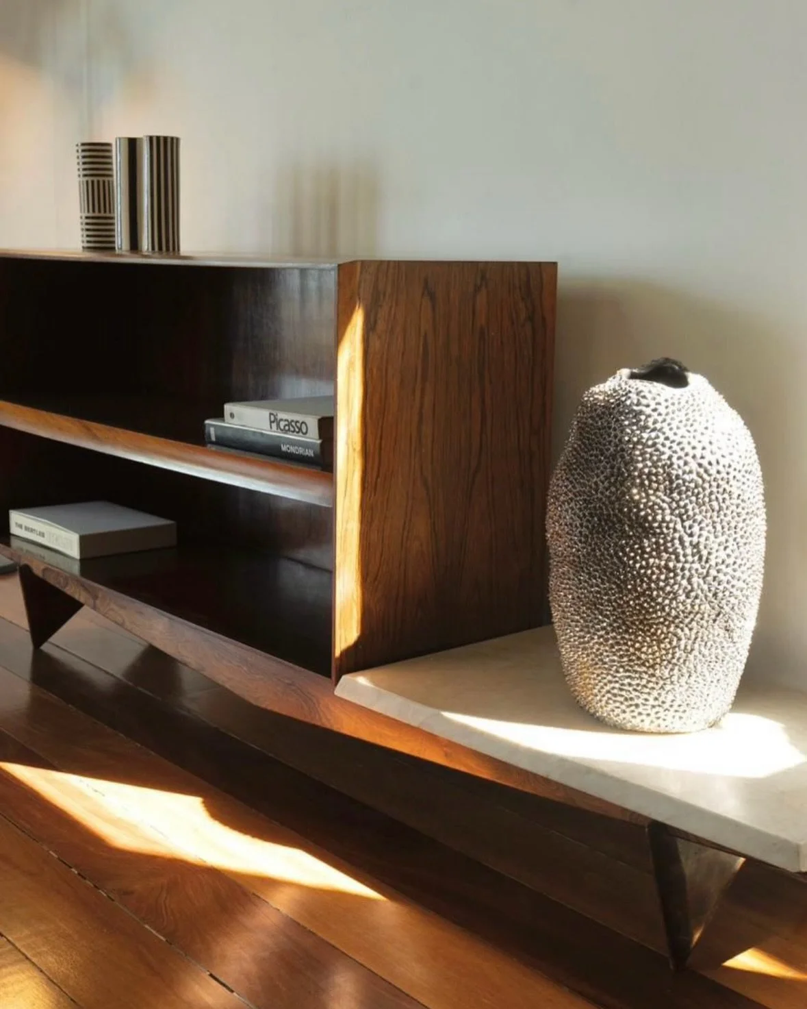 Our black Jaca Vase no.17 in one of Rio&rsquo;s most beautiful hotels @chezgeorgesrio 🖤