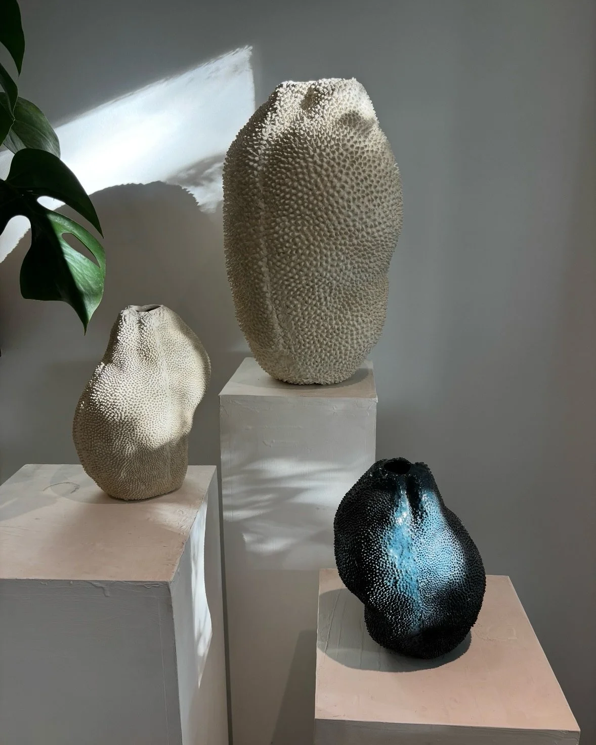 Studio morning light 🫶🏼
Jaca Vase No.12 in off-white and petrol blue is now available online.
The grand Jaca vase is available at @galerie.philia