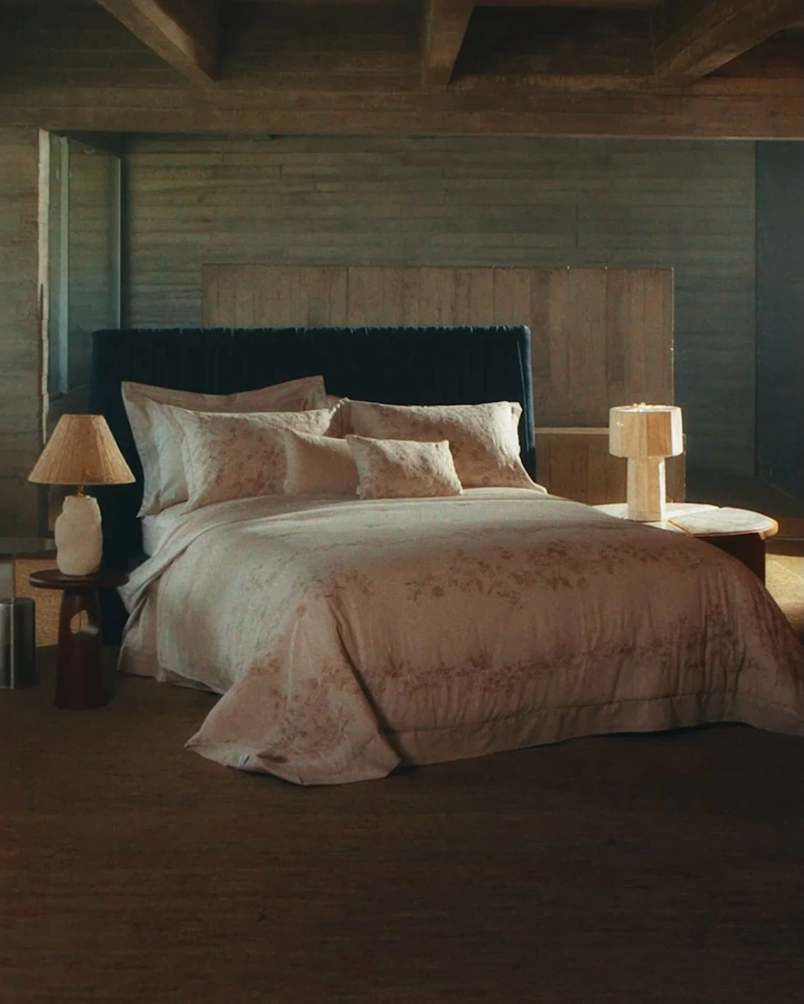 Our Jaca Lamp No.1 in a bedroom dream ✨

A space where natural textures, warm tones, and thoughtful design come together in perfect harmony.

CAMPANHA CASA ALMEIDA

Dire&ccedil;&atilde;o criativa: @lottlott 
Ambienta&ccedil;&otilde;es e edi&ccedil;&a