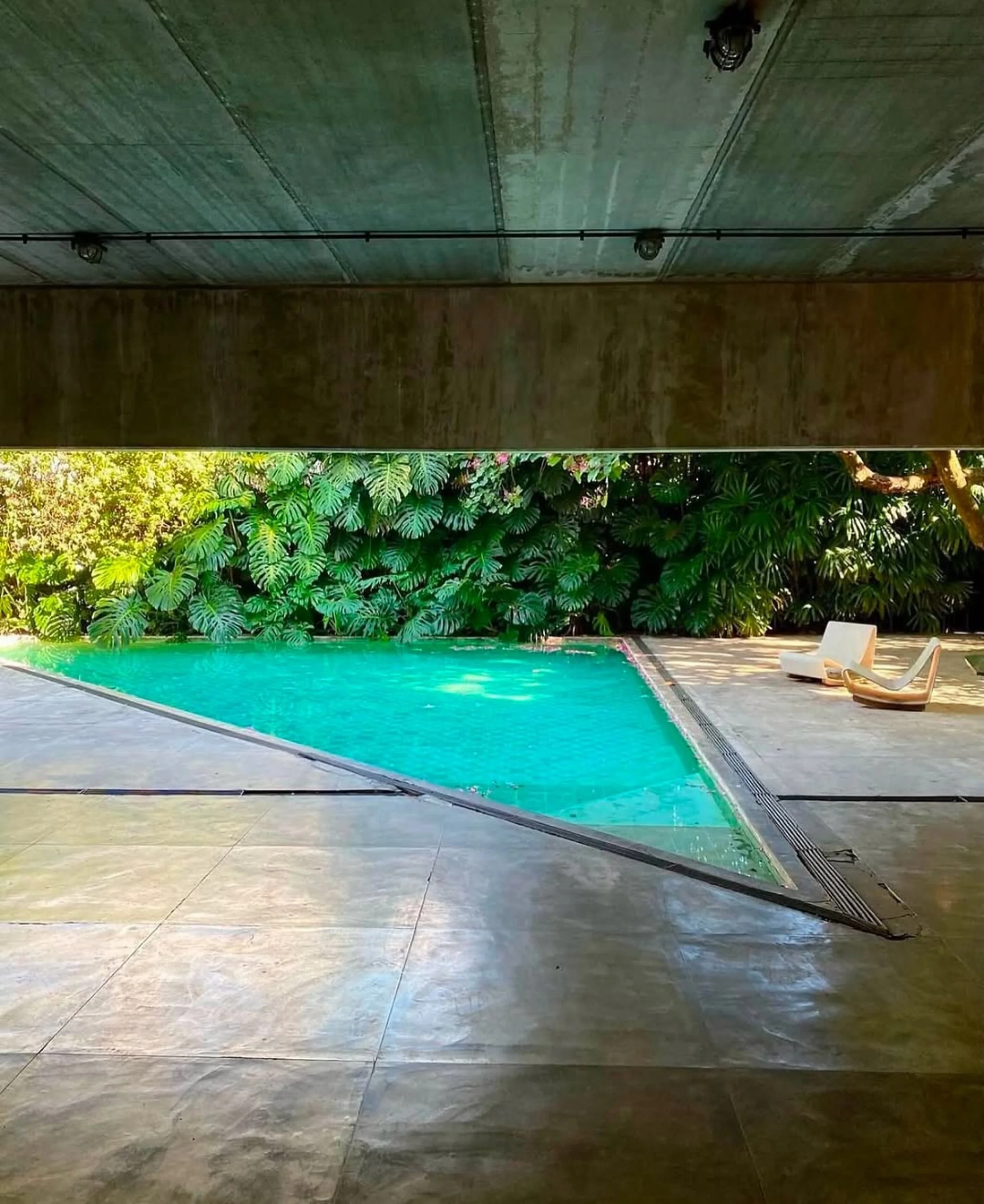Casa Gerassi in S&atilde;o Paulo, Brazil by architect Paulo Mendes da Rocha 1988-1991 

Photos by Fernando Stankuns via @haus_oft @merit_la 📸 #casagerassi #paulomendesdarocha #s&atilde;opaulo #brutalism #brutalist