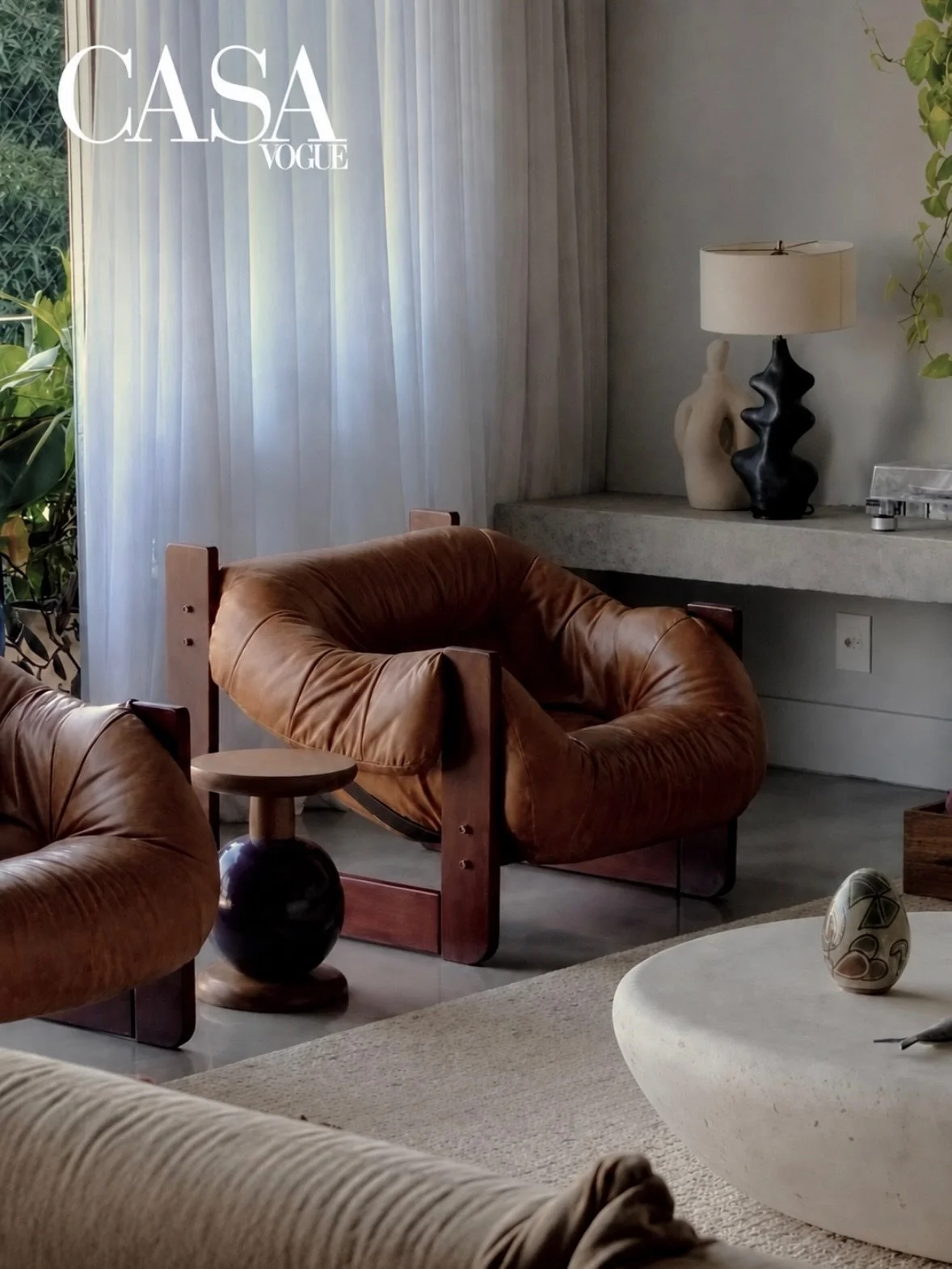 One of our favorite lamps - the Brancusi - at home with @dudabeat 🖤 Featured in the latest issue of @casavoguebrasil ✨ 

v&iacute;deo @victorabex 
estilo @adrianafrattini 
produ&ccedil;&atilde;o @brunascapim 
foto @guigomes.fotografia 

#CasaVogue #