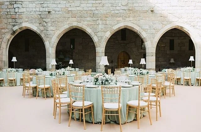 Se ainda n&atilde;o tiveram oportunidade de ver o dia lindo da Helena e do Carlos, ainda podem faz&ecirc;-lo! Link na bio ✨
#bride #weddingdress #bridetobe #style #weddingideas #weddinginspo #instawedding #bridal #weddingseason #engagement #weddingde