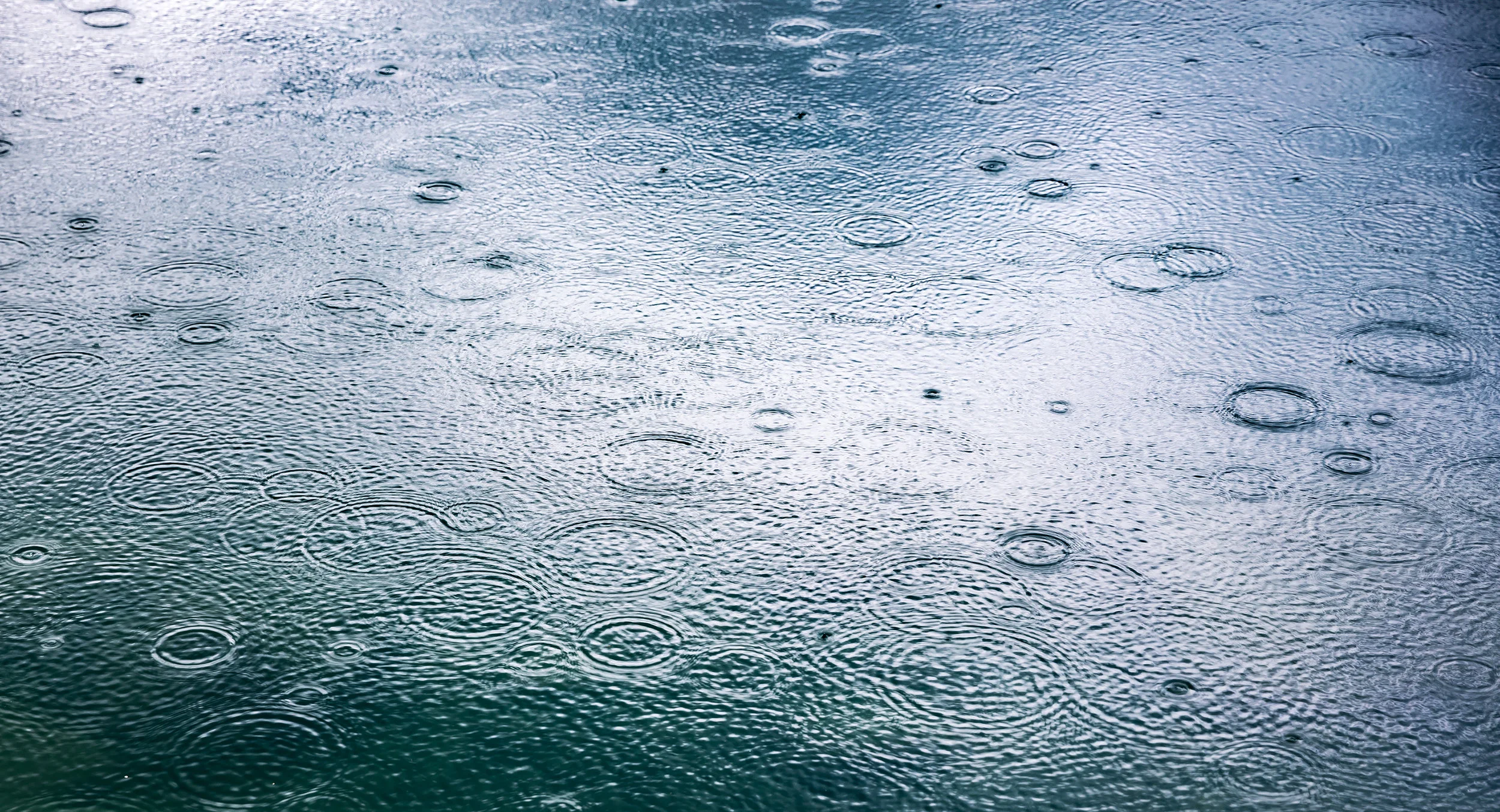 abstract-background-rain-drops-on-the-water-PM5ZA55.jpg