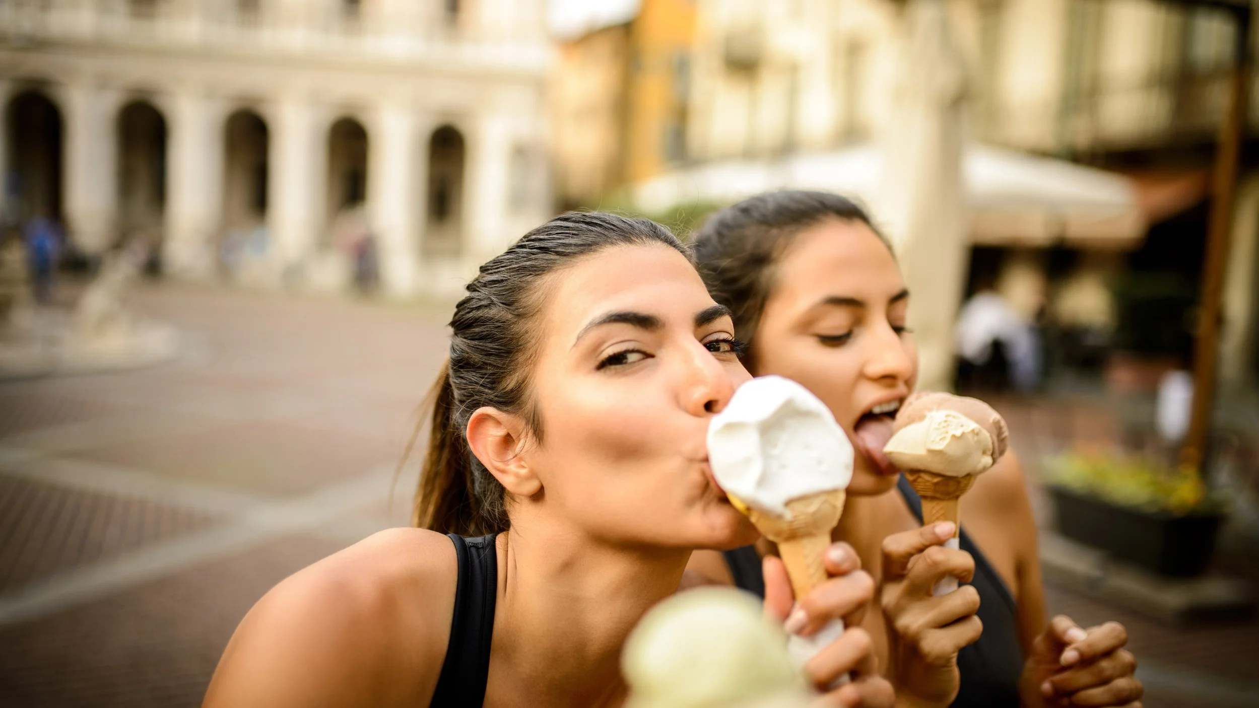 Italian%2Bteenagers%2Beating%2Bgelato%2BiStock-1023131440.jpg