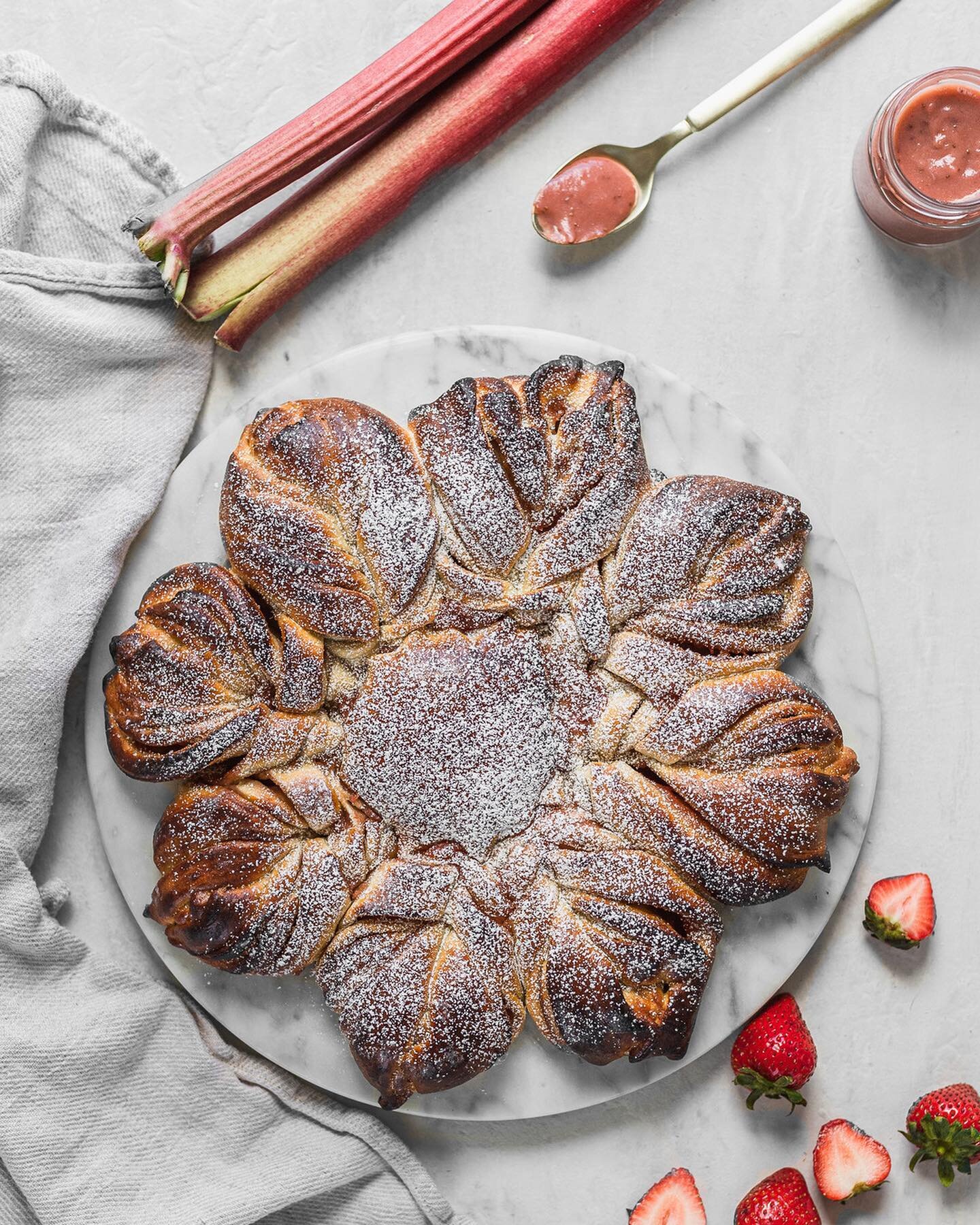 We all know strawberry rhubarb pie, but have you tried the combo in another form? I've partnered with @kana.goods to bring you this delicious Strawberry Rhubarb Star Bread! |ad
⠀⠀⠀⠀⠀⠀⠀⠀⠀
Who says star bread has to be saved for winter holidays? This s