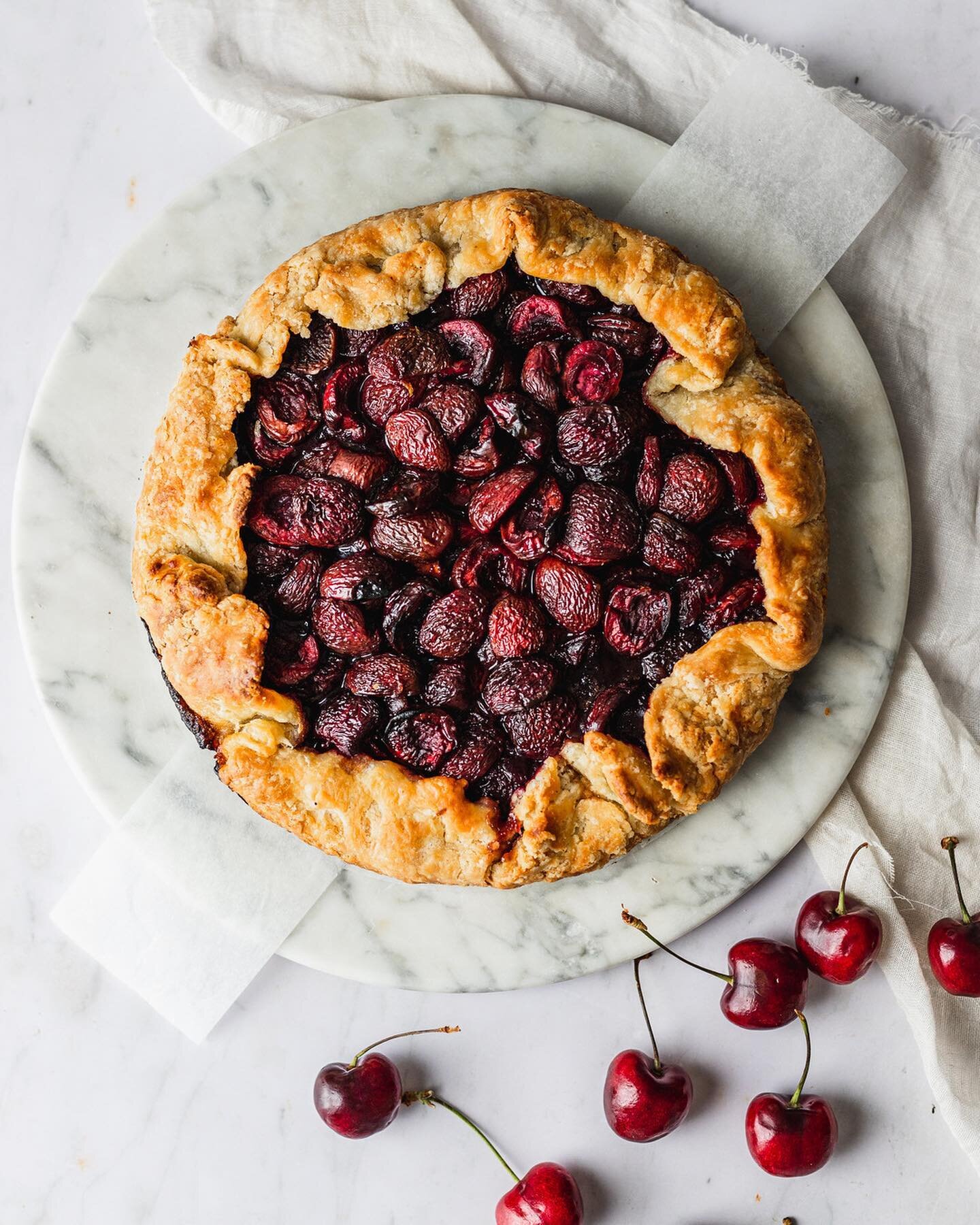 If you're not ready to let go of summer, try this Cherry Skillet Galette recipe, made in partnership with @kana.goods [ad]
⠀⠀⠀⠀⠀⠀⠀⠀⠀
Galettes are like a low-maintenance pie, and this one is particularly easy to put together. The flaky crust features 