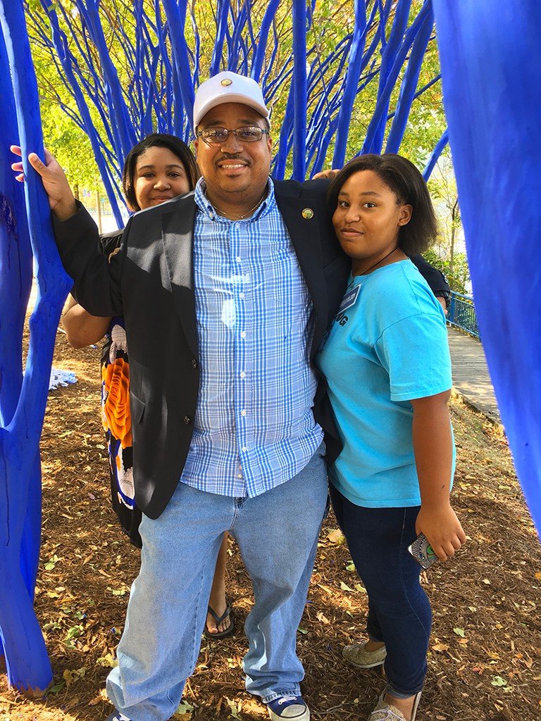 Dad-and-daughters-blue-trees-chattanooga-1-768x1024.jpg