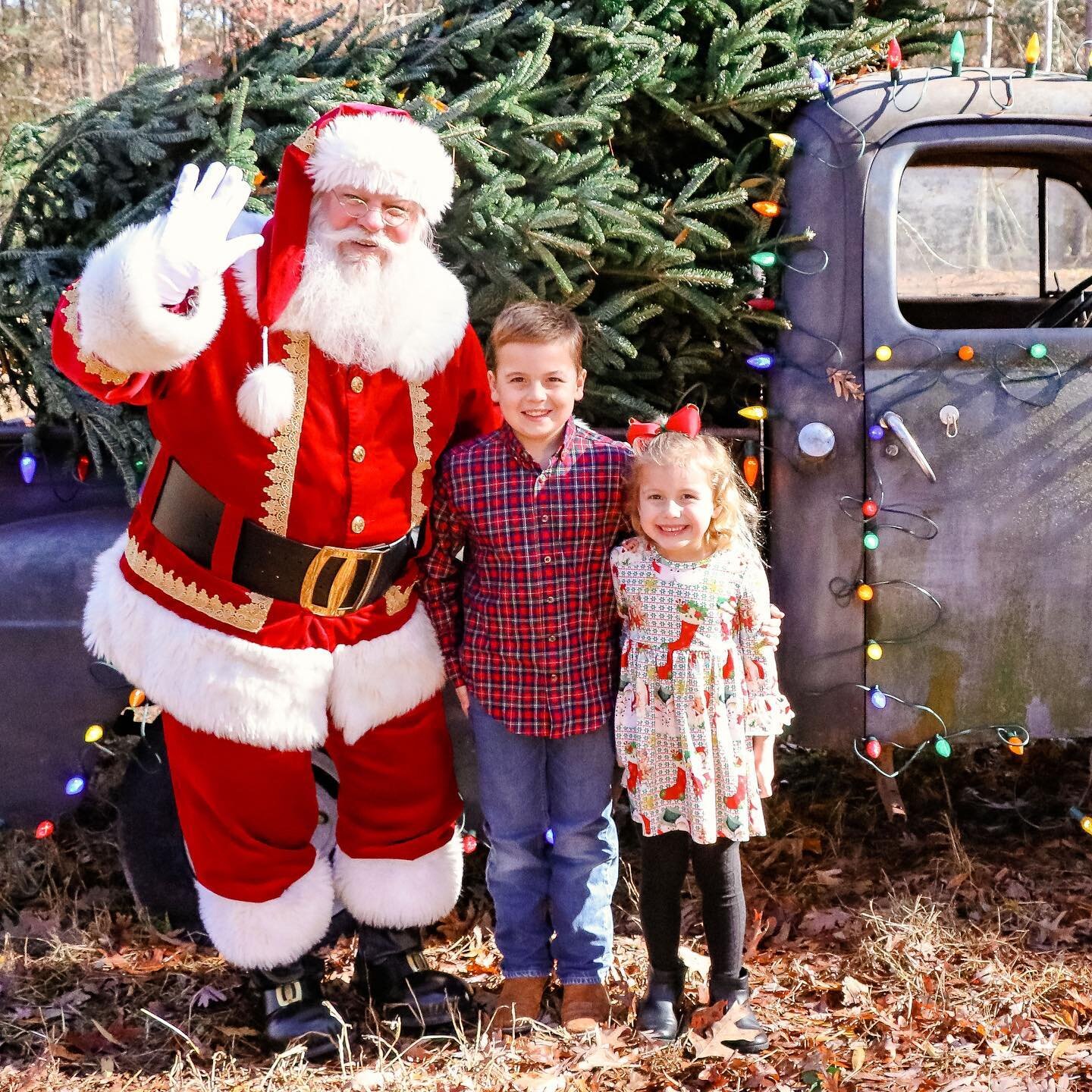 According to Santa&rsquo;s book, these two are on the nice list! Merry Christmas! 🎄🎅🏼🎁 #falalalalange #remiandrubykate