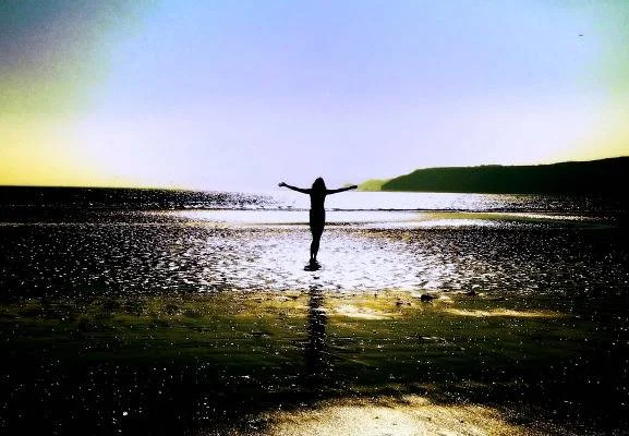 sm.woman-on-beach.GeorgeHodan.PDP_2.jpg
