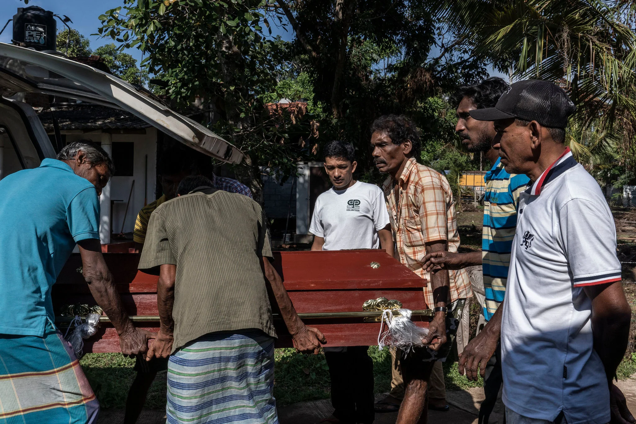 Relatives unloading the coffin on Monday of Sneha Savindi, 11, who was killed in a suicide bombing at St. Sebastian’s Church in Negombo. Credit Adam Dean for The New York Times