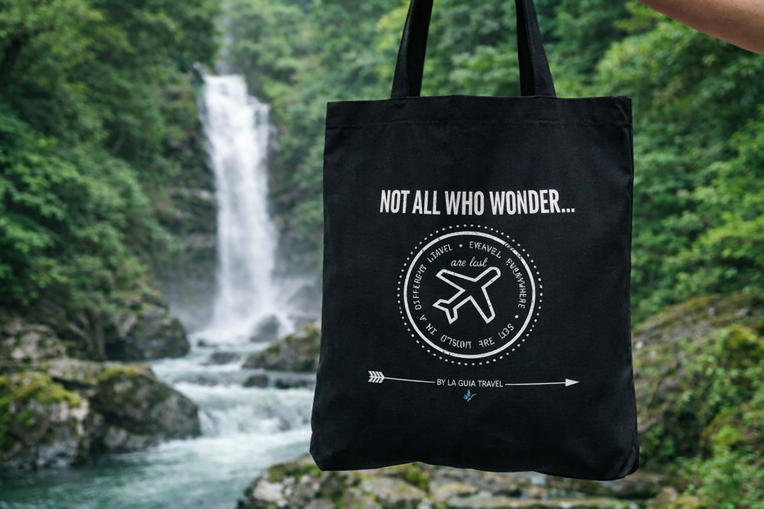 Tote de viaje junto a cascada.png