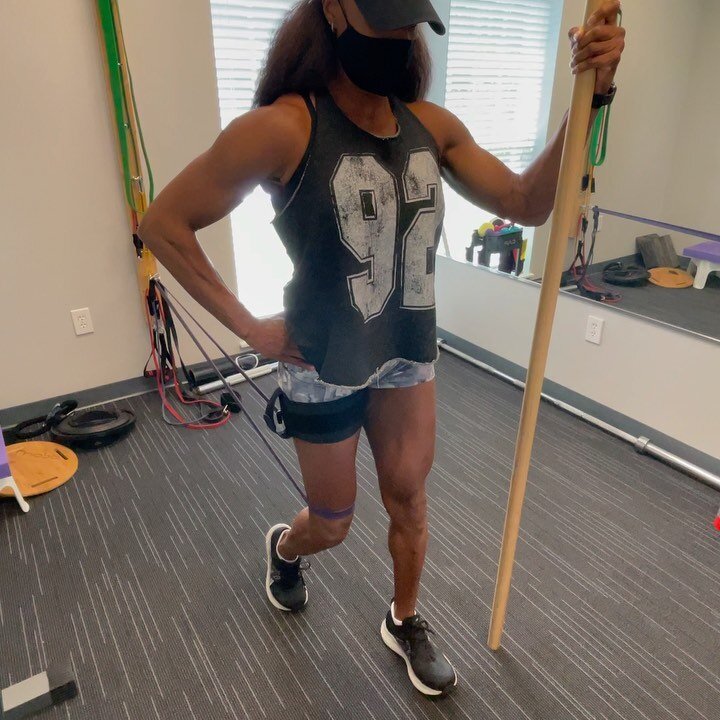 🏃🏾&zwj;♀️When you have the fastest 60 meter sprint time in the world (50+ yrs old), you do everything you can to stay on top 🥇

@toccatamarie working so hard to turn back the hands of time on her knee OA.

Blood Flow Restriction Therapy 🩸 and Ele