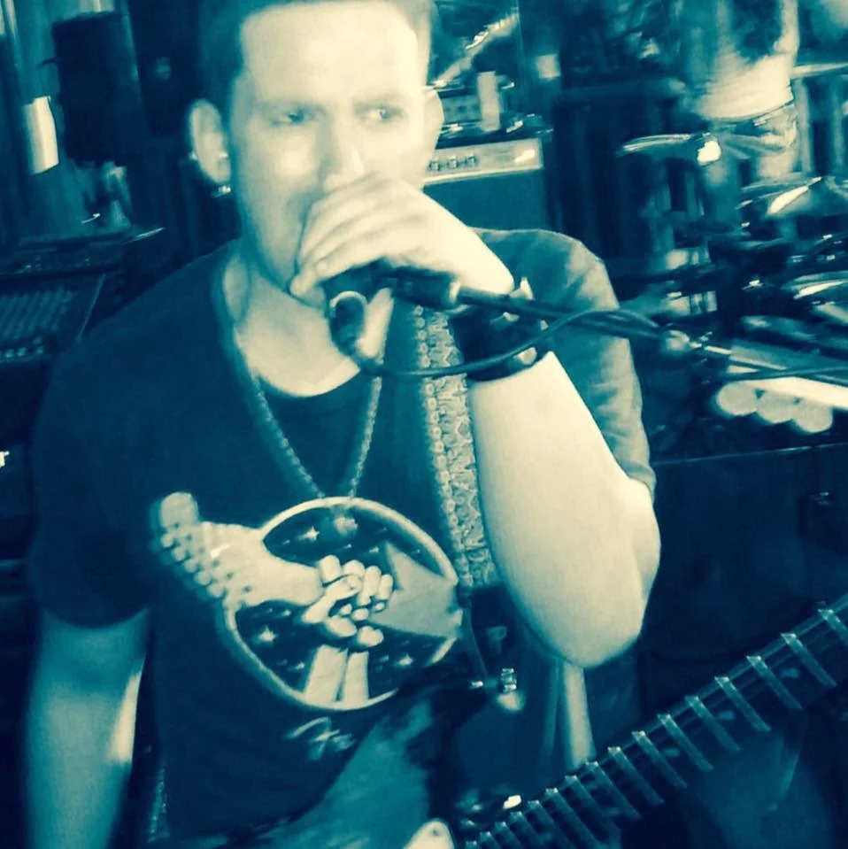 Dustin Francis Guitarist/Vocalist