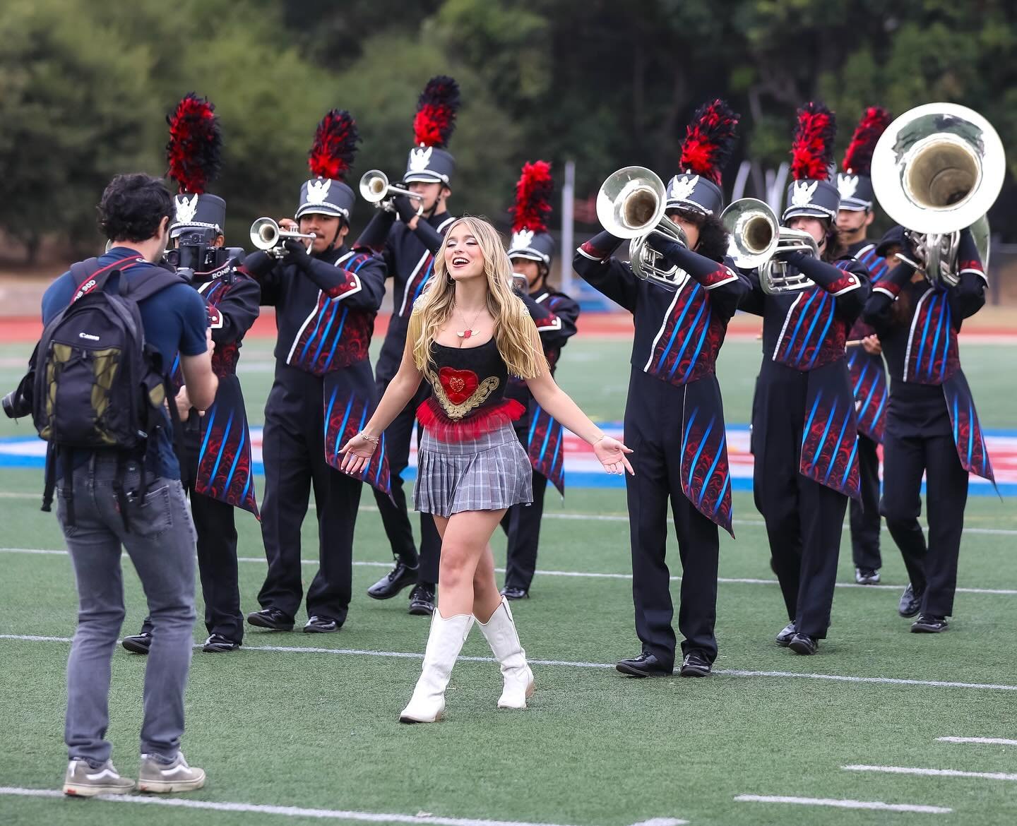 thank you 💋💋
@805pitchside for the 📸s
@sanmarcosroyals marching band🥁🎷
@matthewpatrickdonner 🎥
@monikasanchezbeauty 💄
@lucciaredesigns 🛍️
