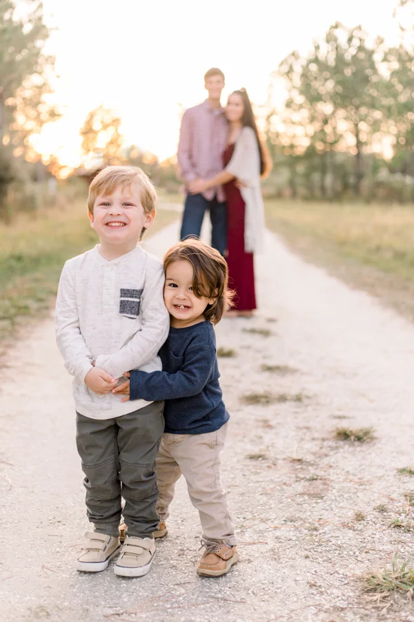 sweet-brotherly-love-shot-with-parents-in-background