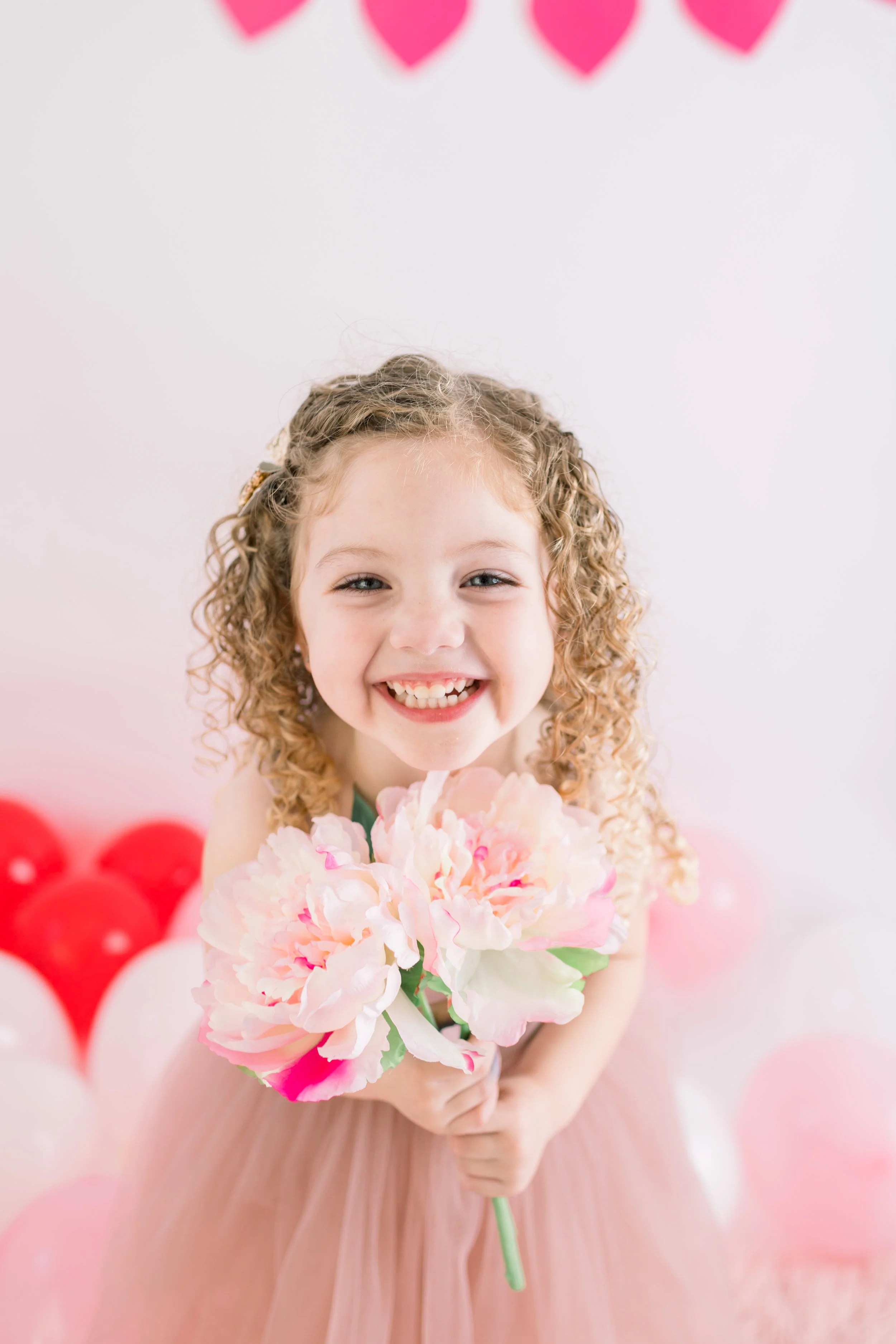 girl-holding-bunch-of-flowers-valentines-day-shoot