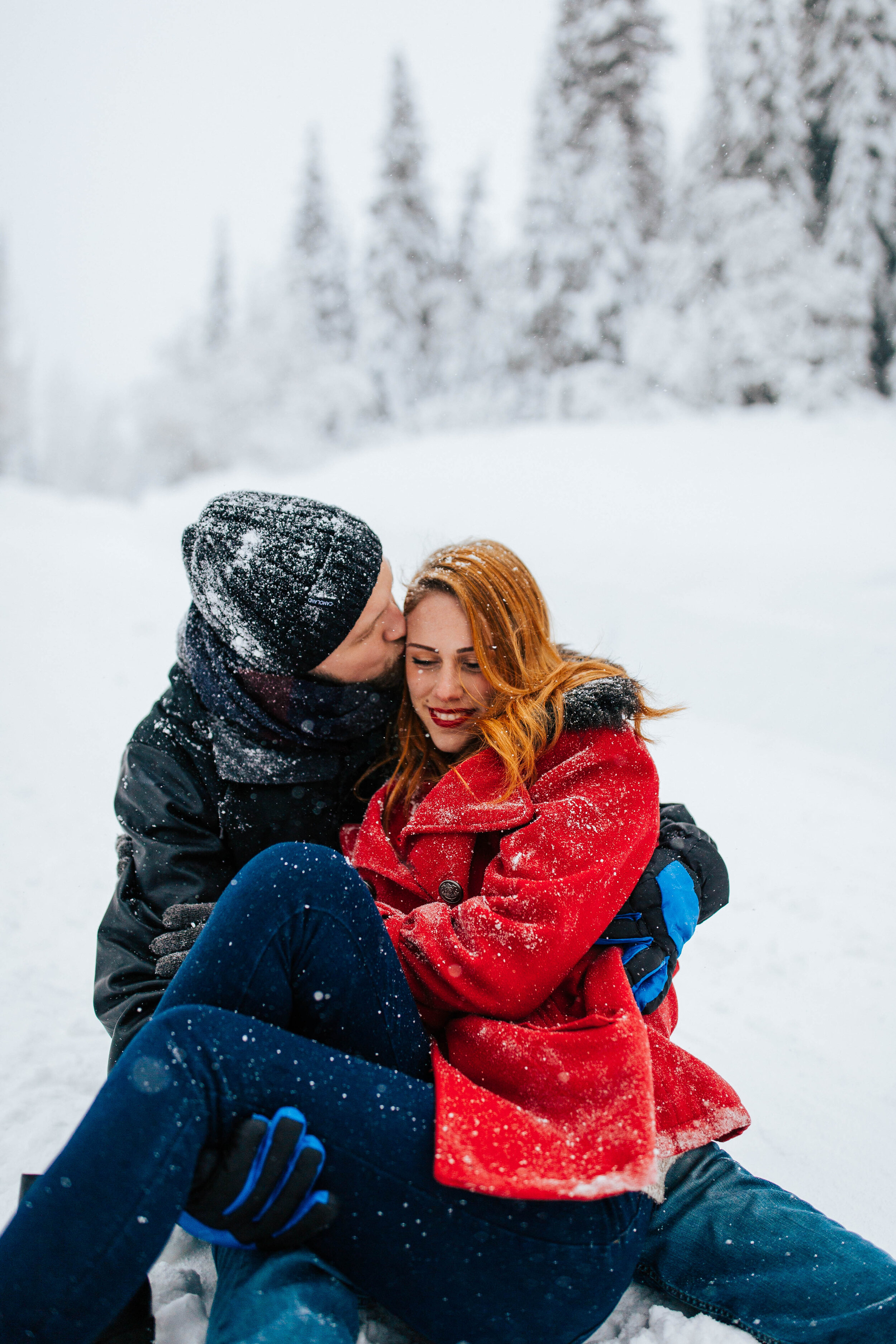 Winter couples session engagements snow mountains cozy wrapped in blanket #coupleshoot #utahphotographer #weddingphotographer #engagementsession #engagementshoot
