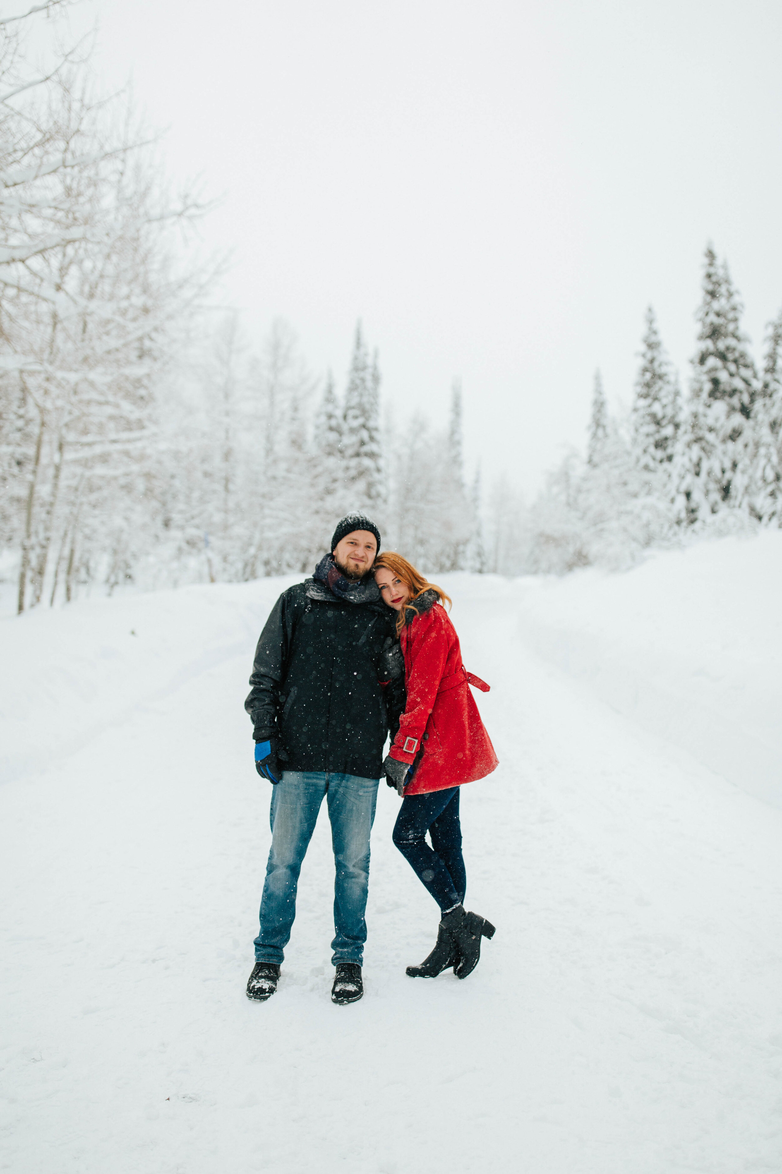 Winter couples session engagements snow mountains cozy wrapped in blanket #coupleshoot #utahphotographer #weddingphotographer #engagementsession #engagementshoot