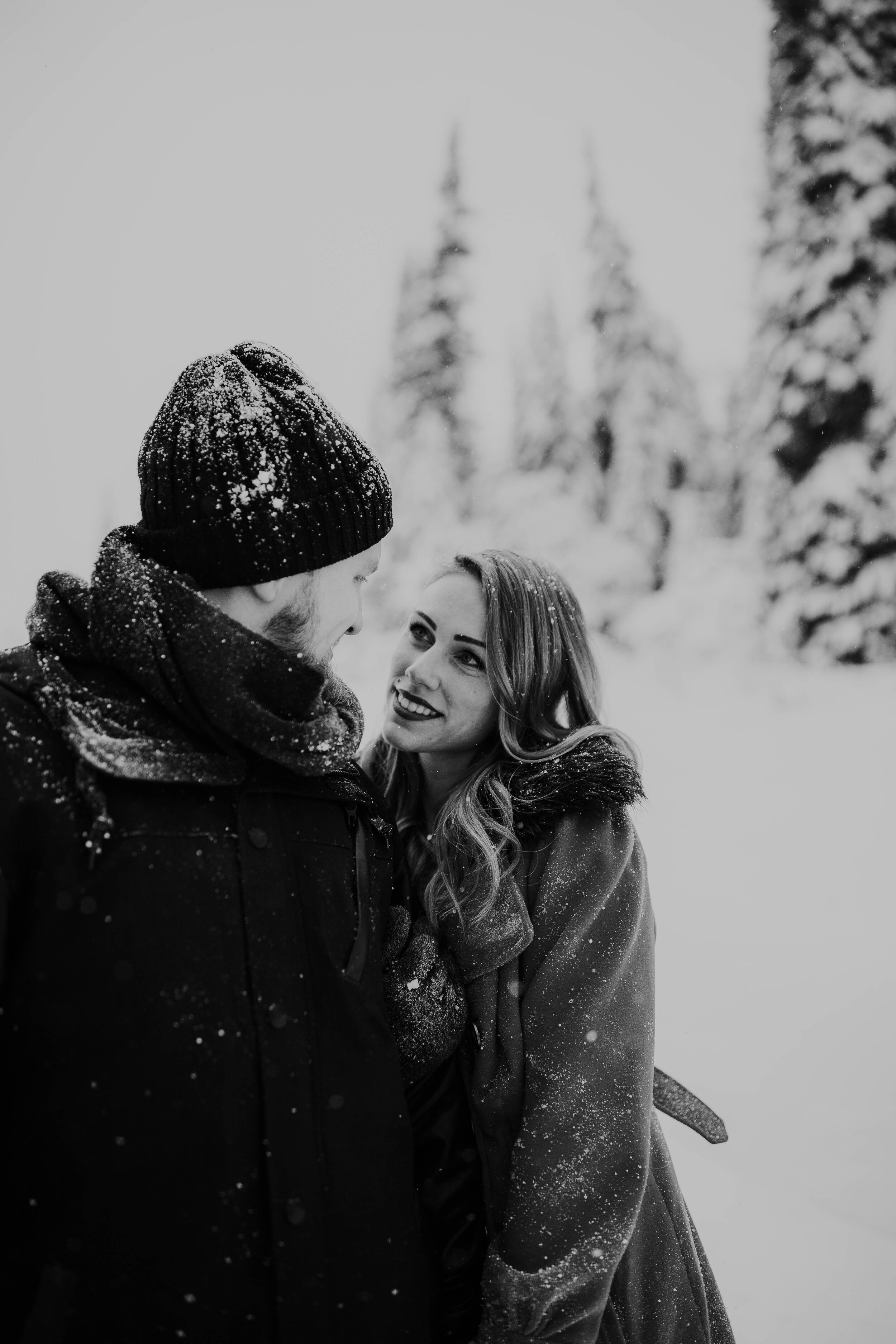 Winter couples session engagements snow mountains cozy wrapped in blanket #coupleshoot #utahphotographer #weddingphotographer #engagementsession #engagementshoot black and white