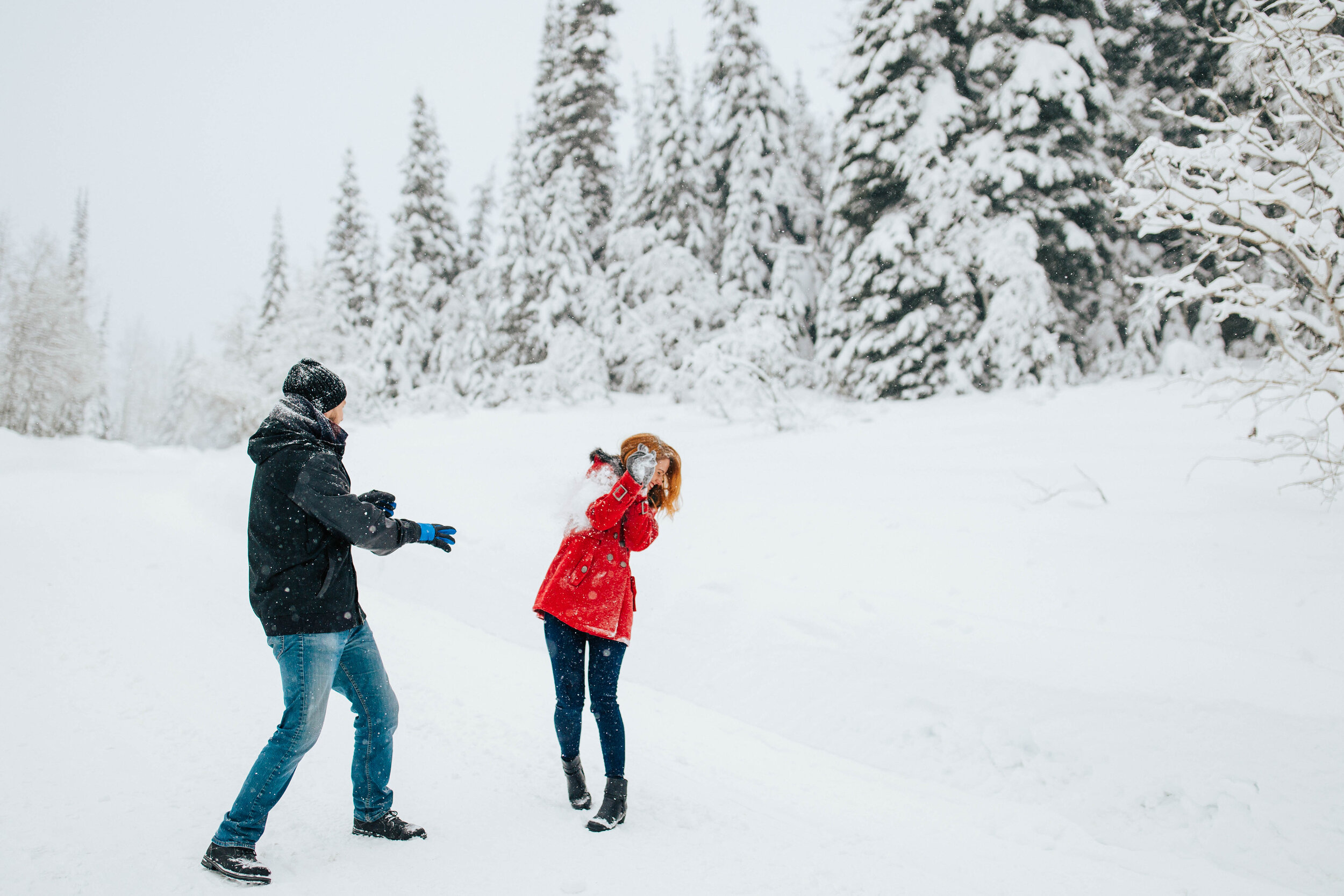 Winter couples session engagements snow mountains cozy wrapped in blanket #coupleshoot #utahphotographer #weddingphotographer #engagementsession #engagementshoot snowball fight #snowballfight