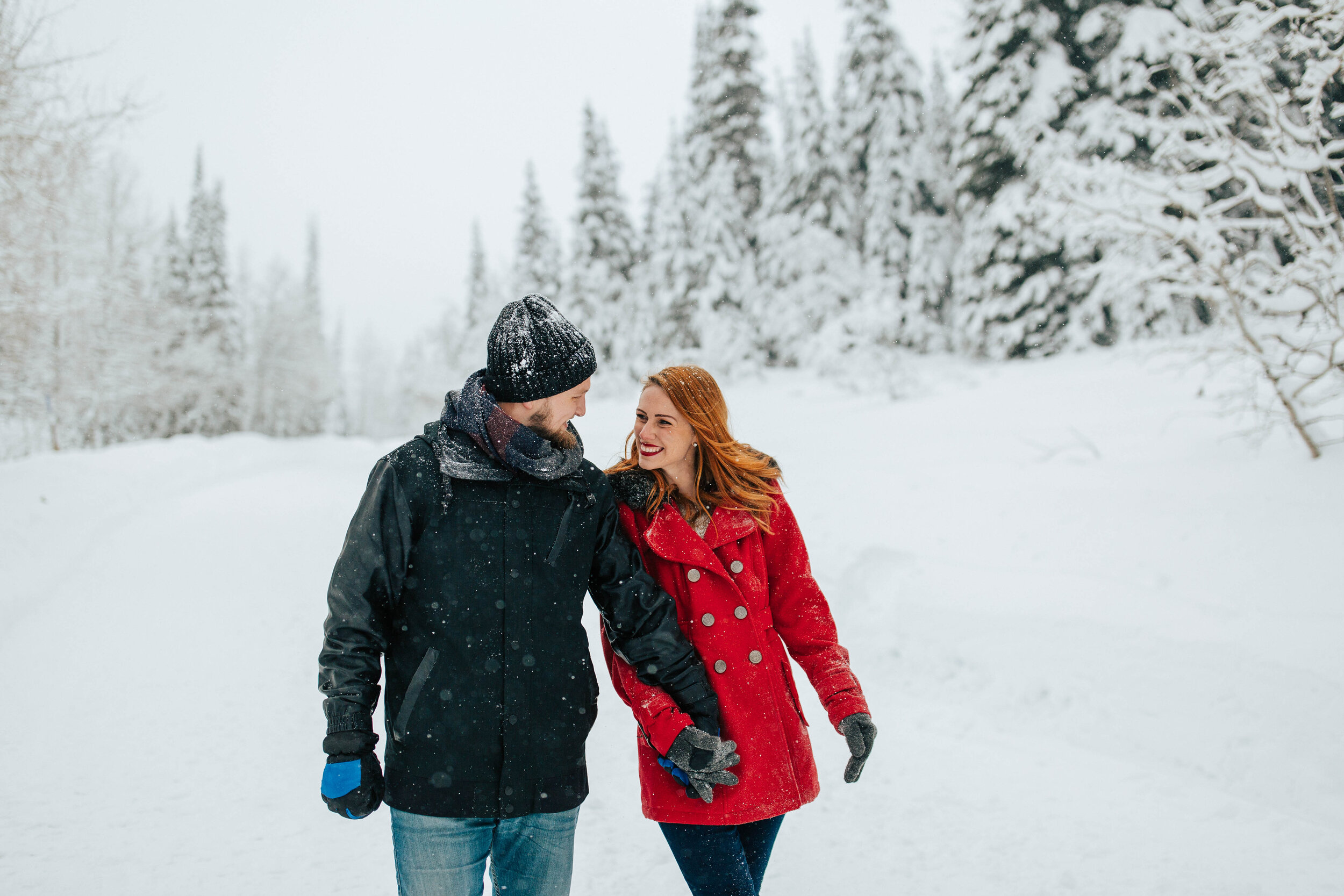 Winter couples session engagements snow mountains cozy wrapped in blanket #coupleshoot #utahphotographer #weddingphotographer #engagementsession #engagementshoot laughing