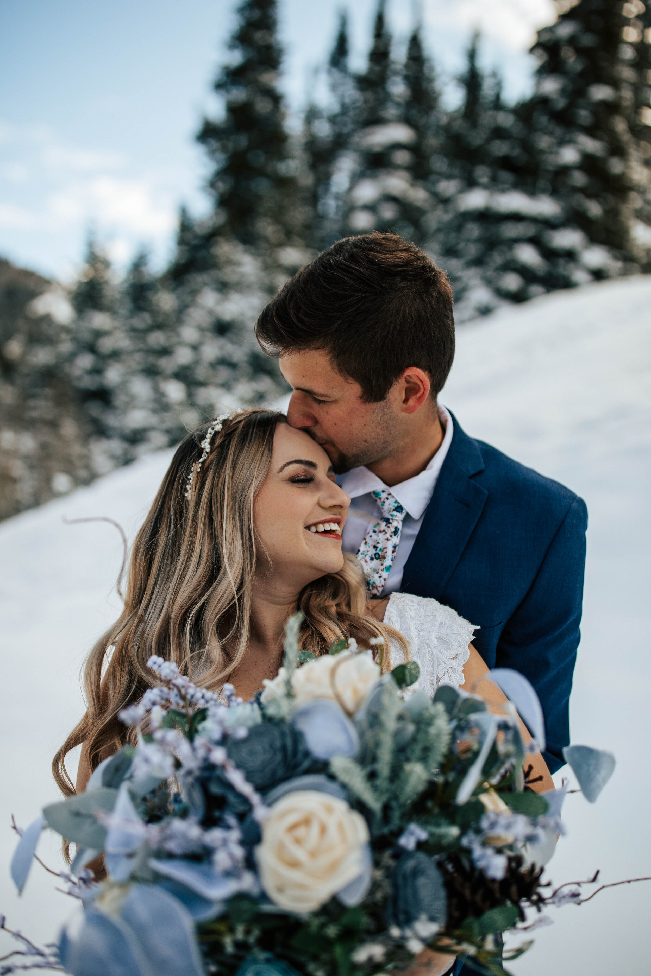 Wedding couple winter wedding bridals snow #winterwedding #weddingphotographer #bridals #bridalshoot #coupleshoot photoshoot