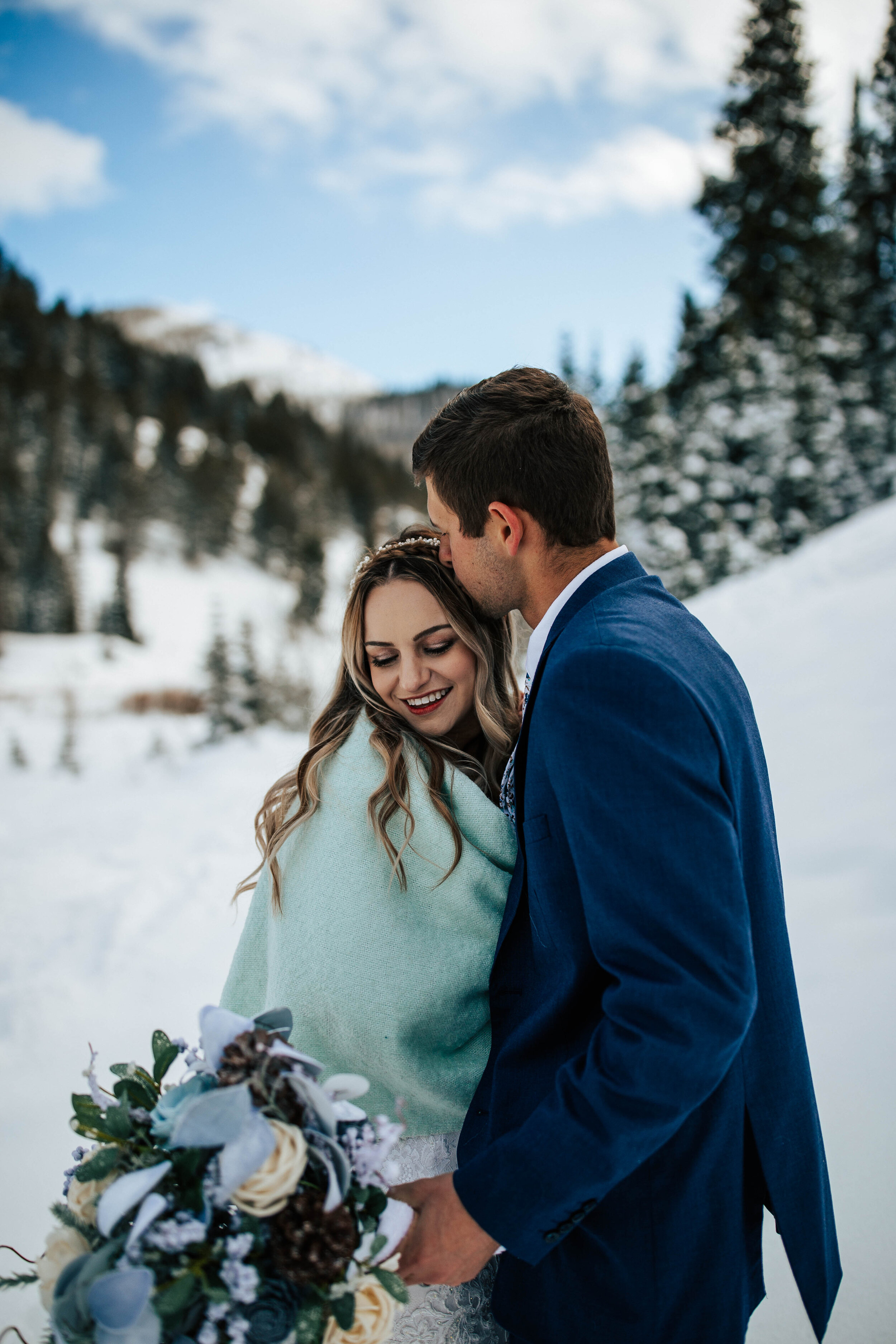 Wedding couple winter wedding bridals snow #winterwedding #weddingphotographer #bridals #bridalshoot #coupleshoot photoshoot