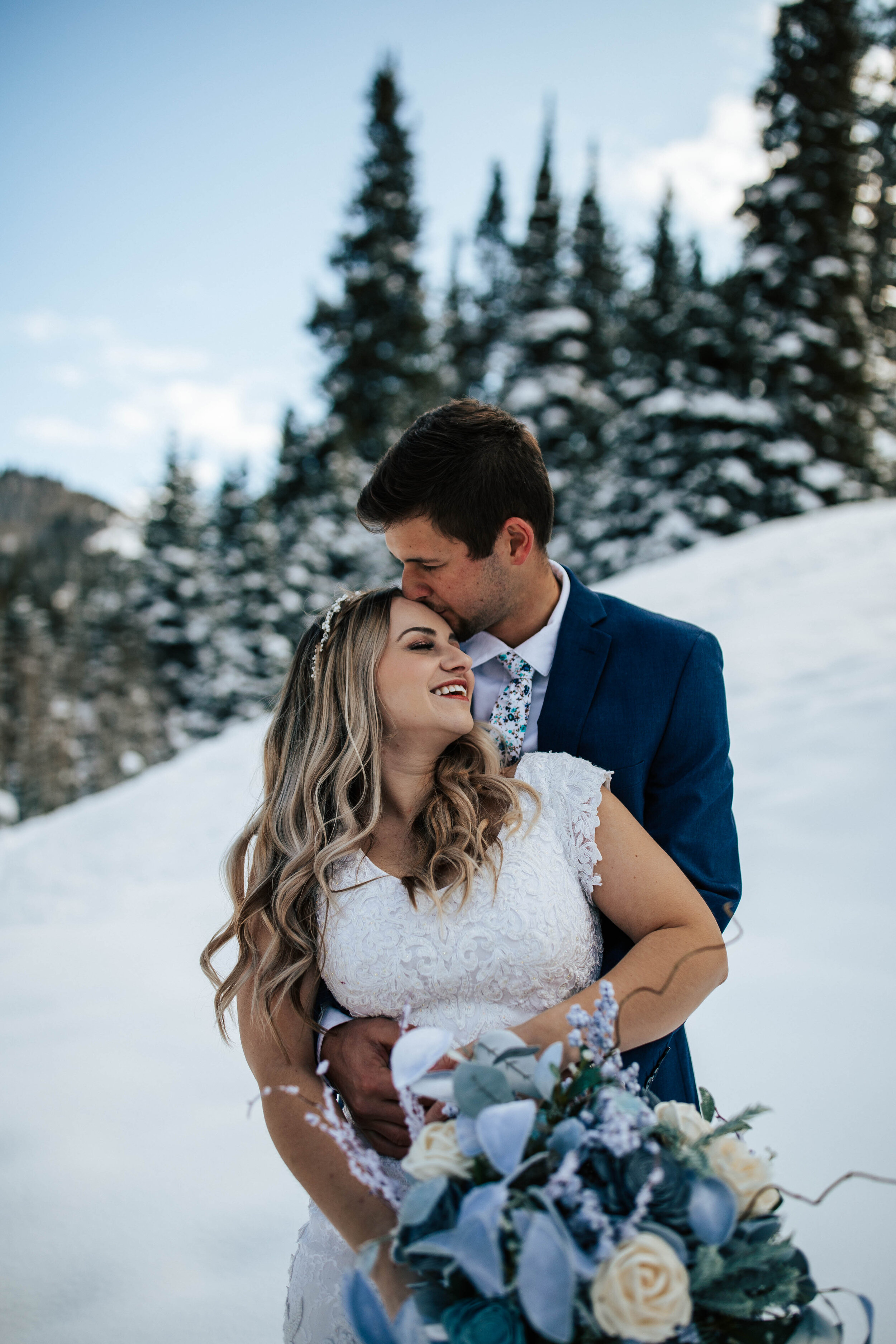 Wedding couple winter wedding bridals snow #winterwedding #weddingphotographer #bridals #bridalshoot #coupleshoot photoshoot blue bouquet