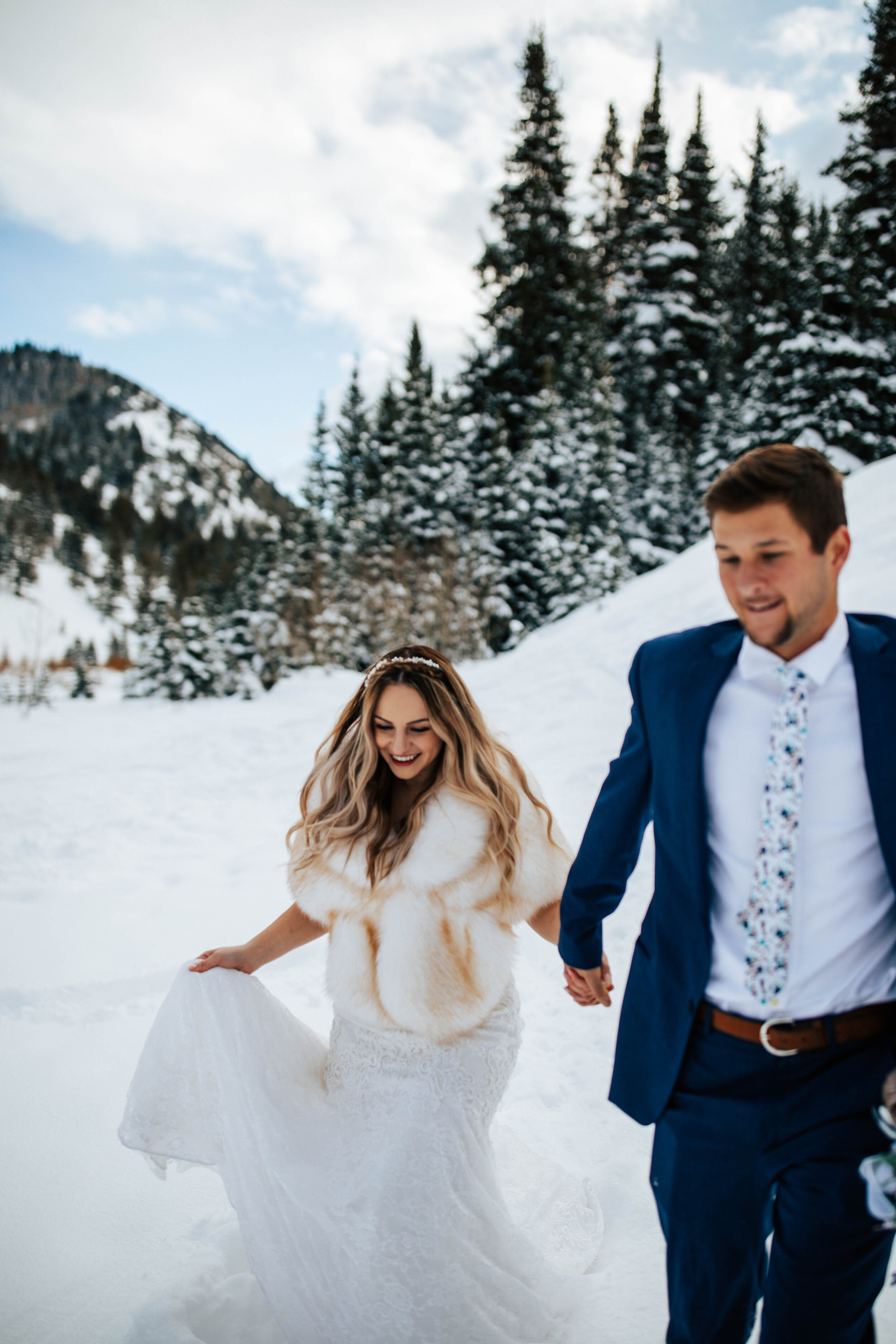 Wedding couple winter wedding bridals snow #winterwedding #weddingphotographer #bridals #bridalshoot #coupleshoot photoshoot running bride and groom