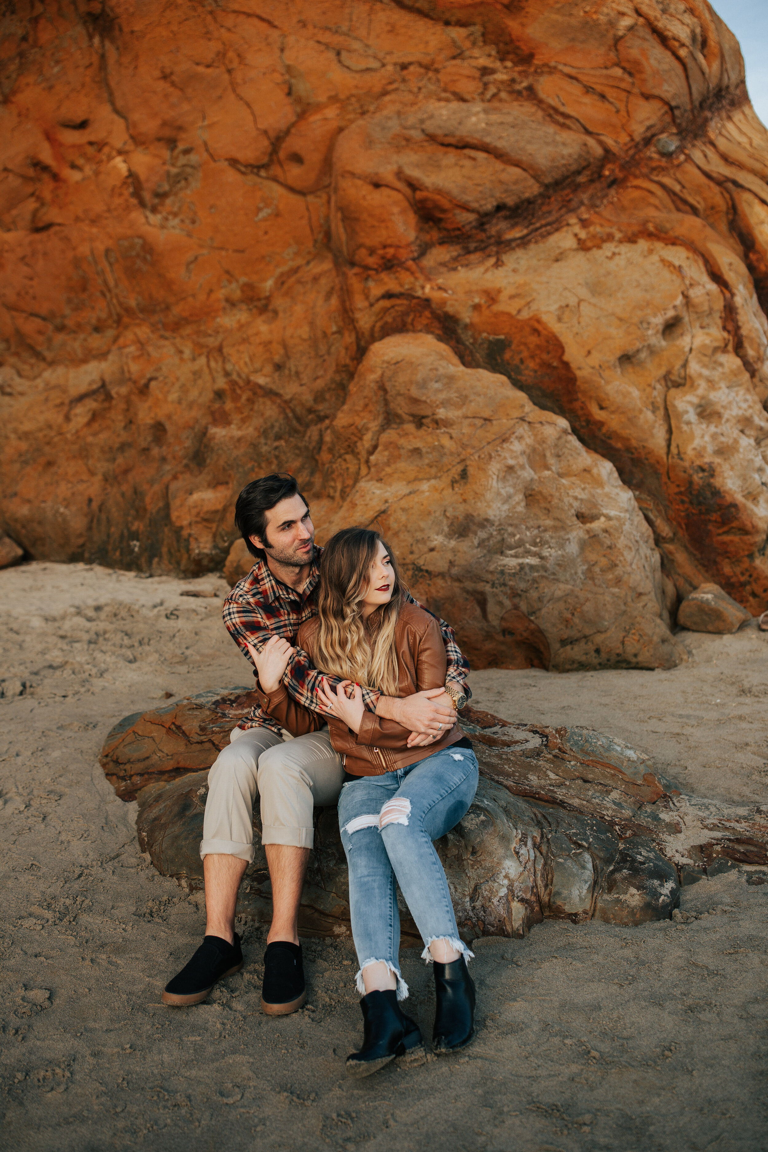  Photographers in Oregon elopement beach photography Oregon engagement shoot Oregon coast couples shoot gorgeous couple posing for an engagement session on the beautiful Oregon coast  Portland photographer #elopementphotographer #weddingphotographer 