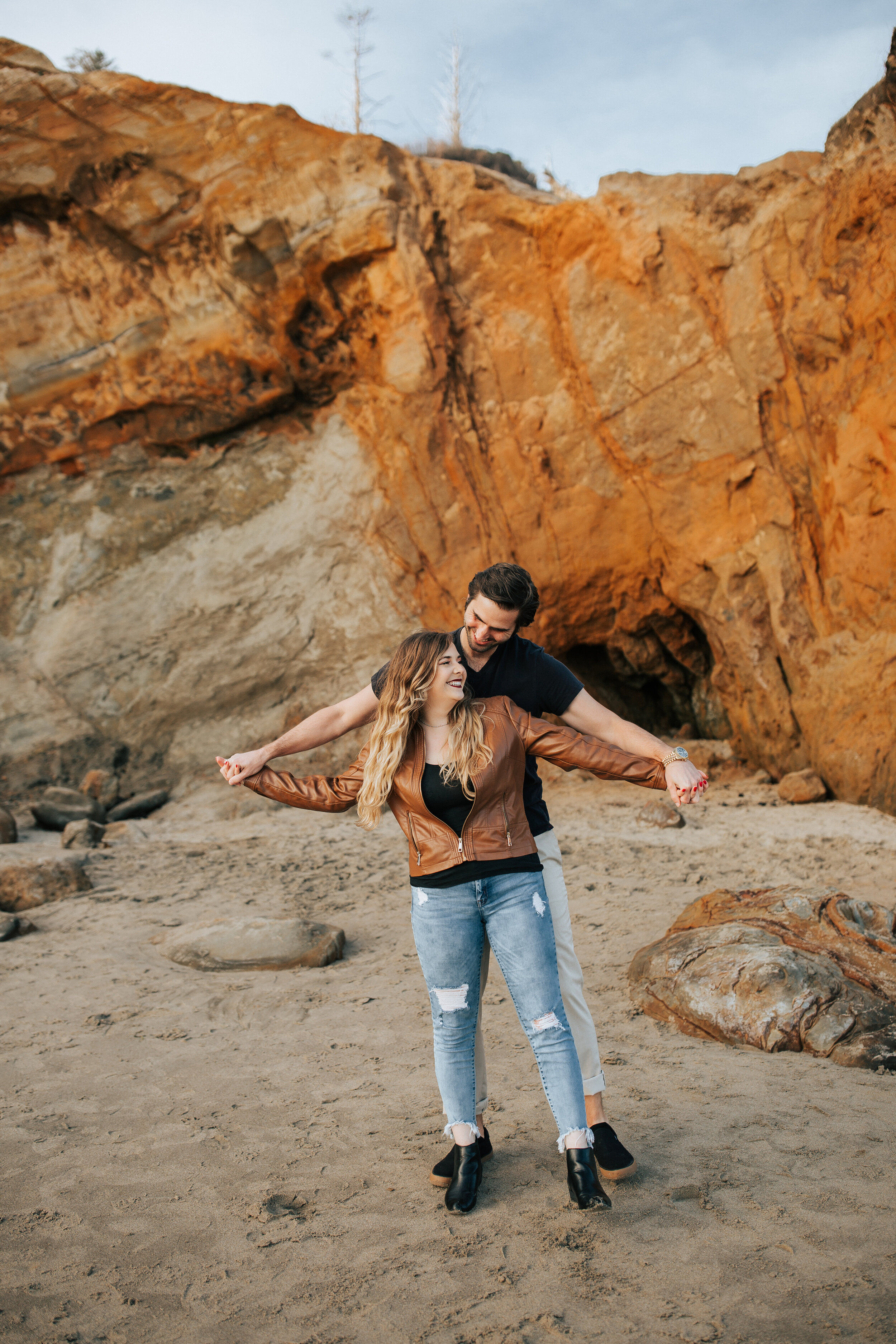  Photographers in Oregon elopement beach photography Oregon engagement shoot Oregon coast couples shoot gorgeous couple posing for an engagement session on the beautiful Oregon coast  Portland photographer #elopementphotographer #weddingphotographer 