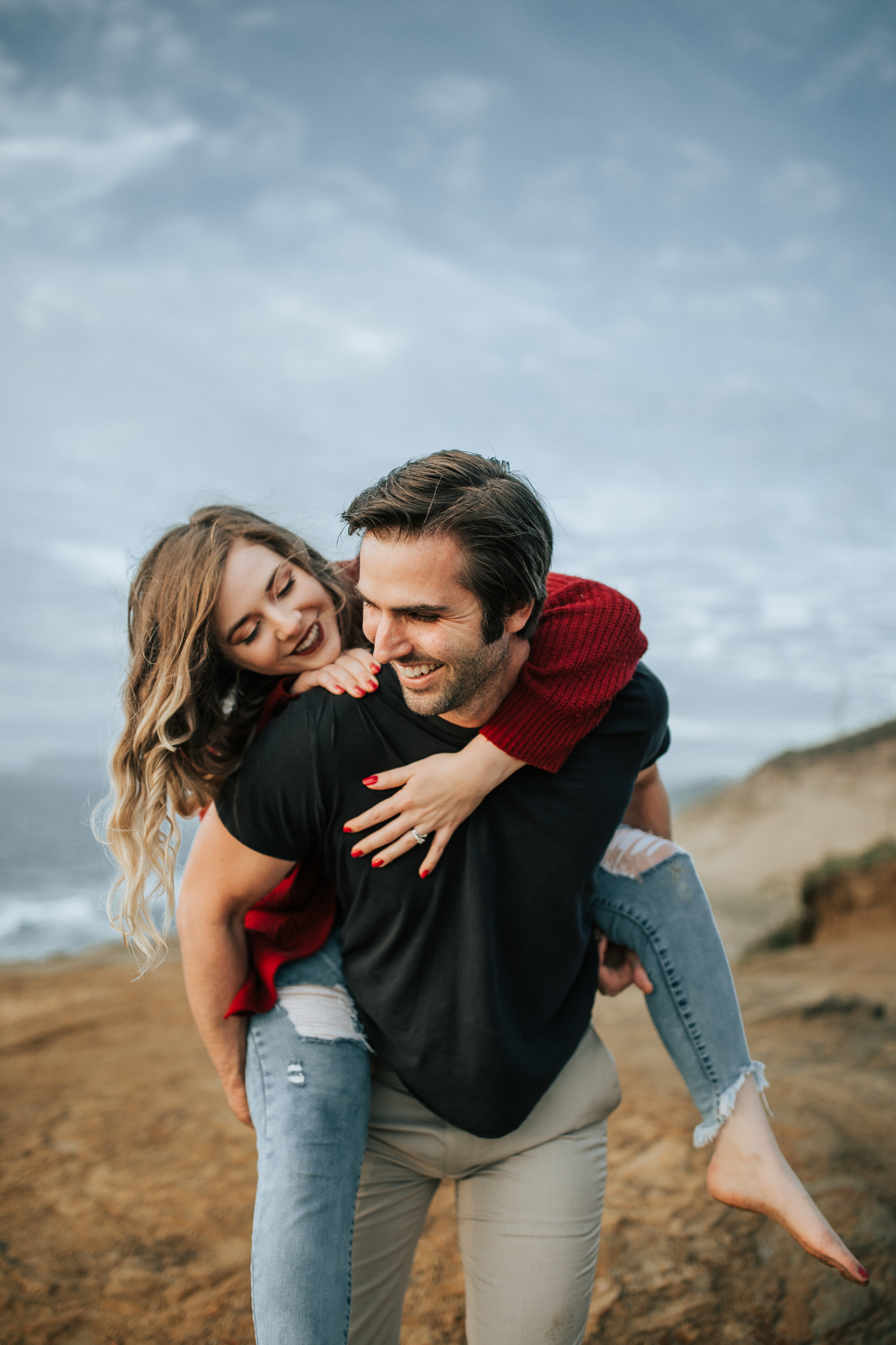  Photographers in Oregon elopement beach photography Oregon engagement shoot Oregon coast couples shoot gorgeous couple posing for an engagement session on the beautiful Oregon coast  Portland photographer #elopementphotographer #weddingphotographer 