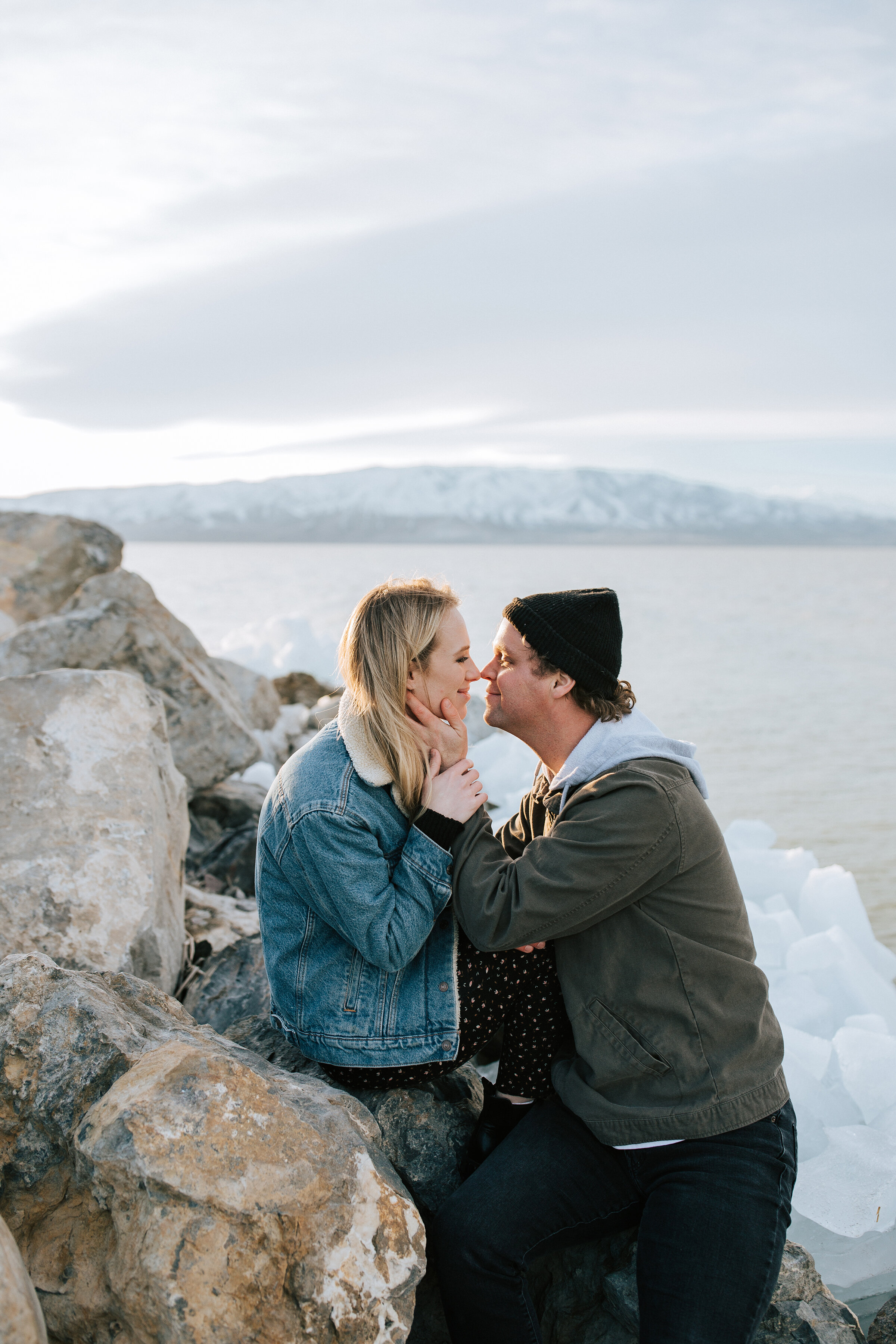  A beautiful couple lean in for a kiss in the beautiful rocky area in Utah mountains. Engagement session inspiration ideas and goals for outdoorsy couples couple goals couple pose inspiration client attire inspiration casual outfit inspiration for en