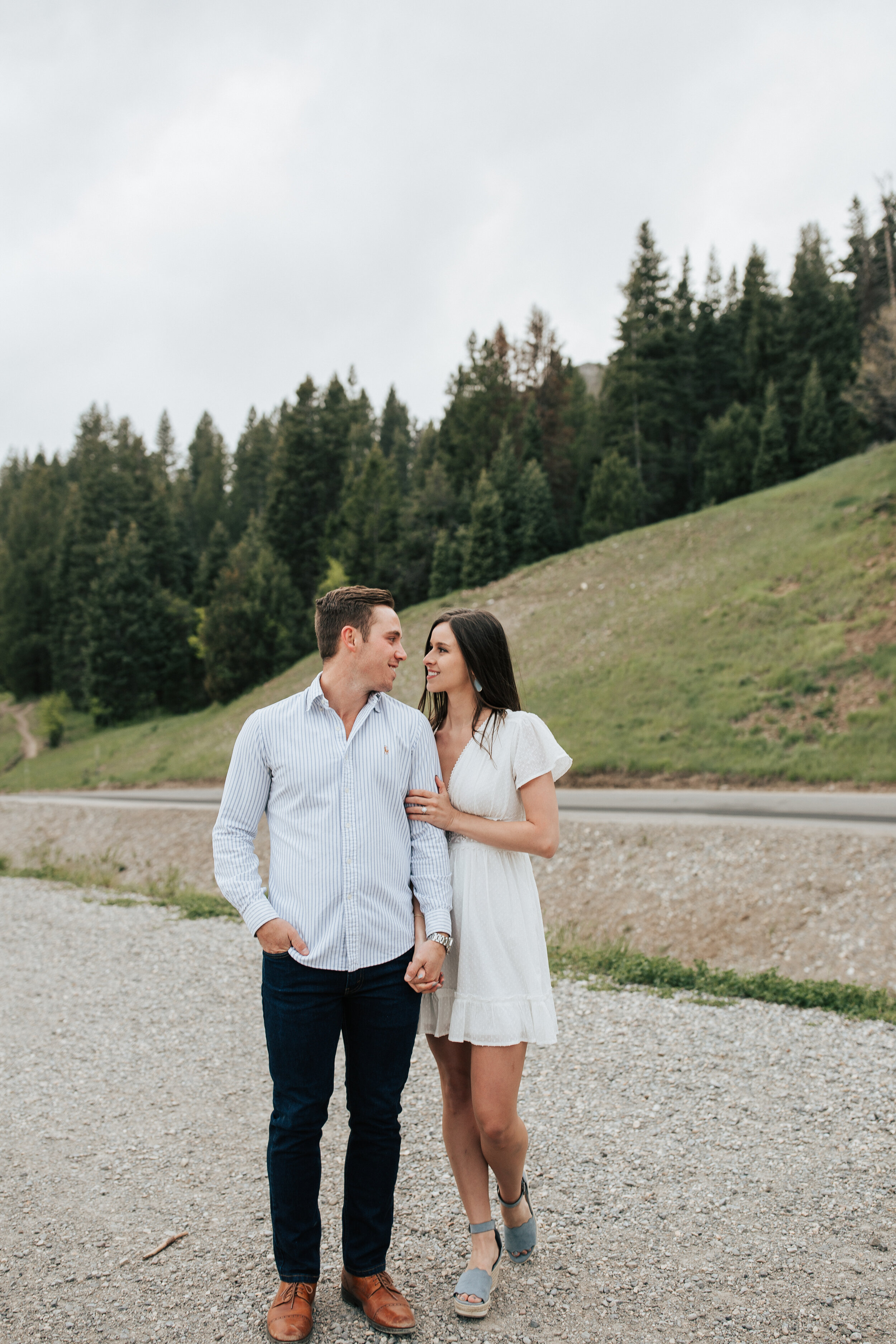  Summer engagement session at Tibble Fork Reservoir. Casual summer outfits. Utah summer photoshoot locations. Summer couple session in Salt Lake City, Utah. Engagement shoot locations in Utah. Best places for engagement photos in Utah. Engagement out