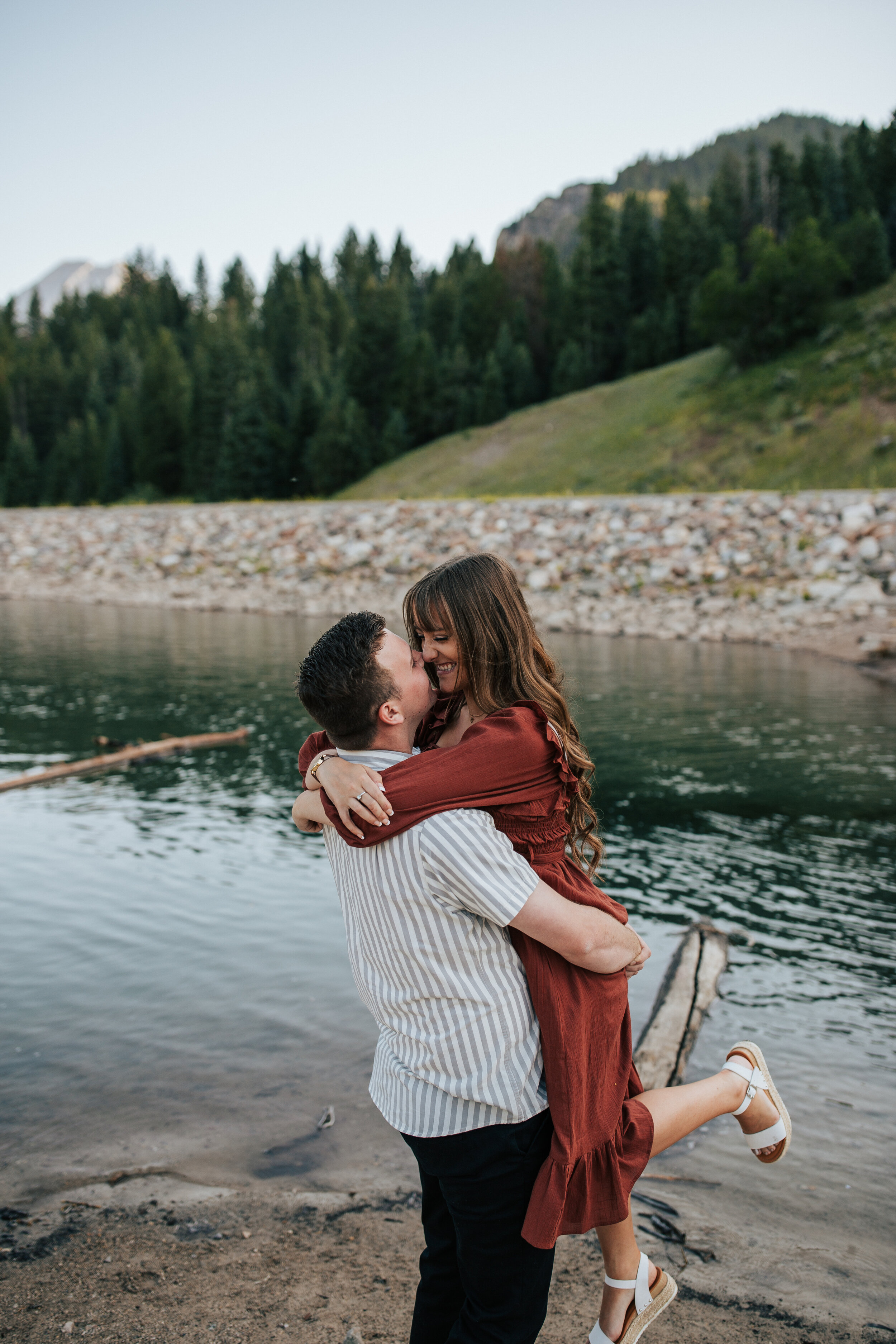  Tibble Fork Reservoir engagement session in Salt Lake City, Utah. Engagements by a lake in the mountains near Park City, Utah. Outfit inspo for engagements. Couple session in the mountains with pine trees. #engagements #engagementsession #photograph