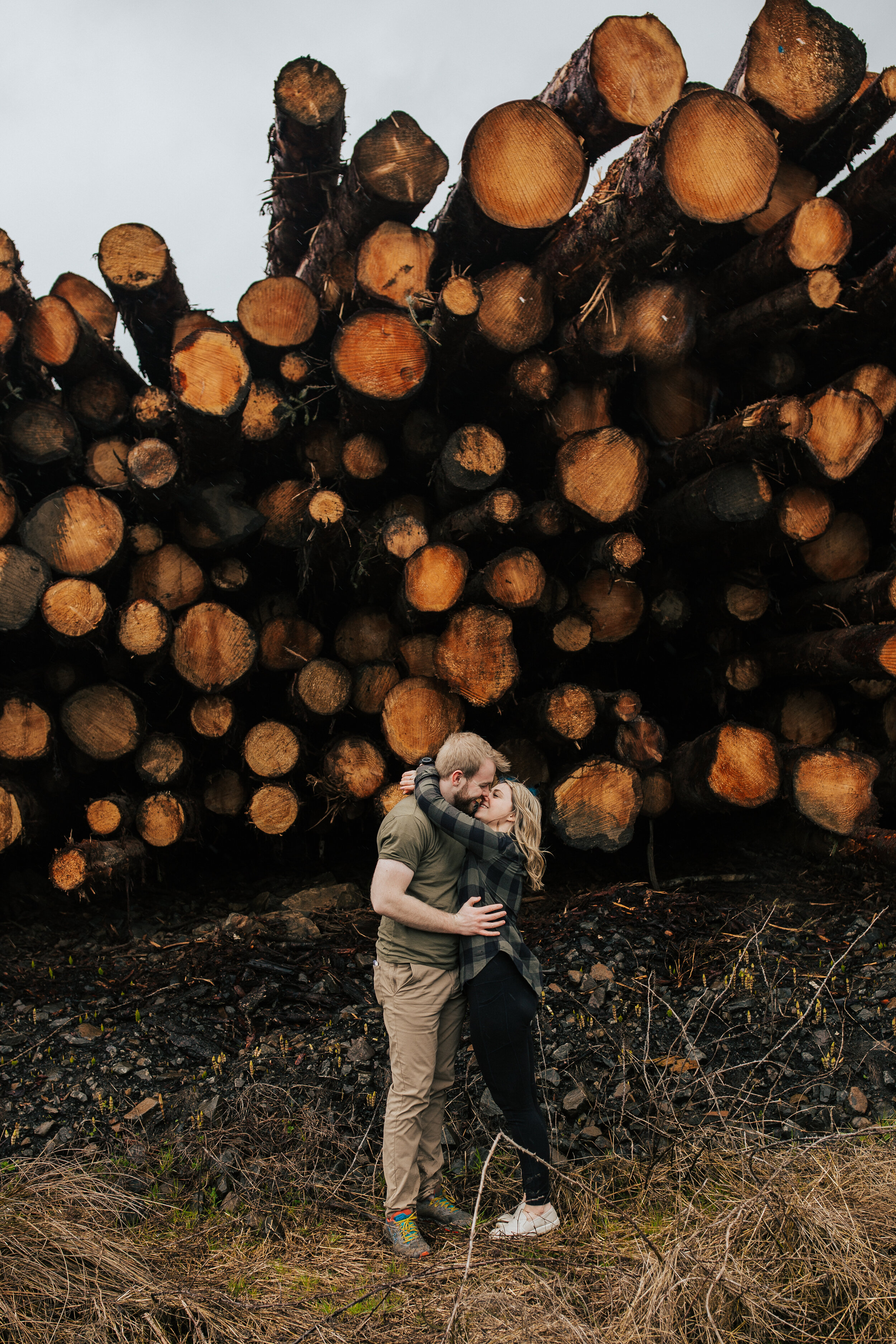  Couples session in Tillamook, Oregon in a lumber yard full of logs. Moody overcast couples session in the PNW. Couple outfits. #oregonphotographer #engagements #couplesession 