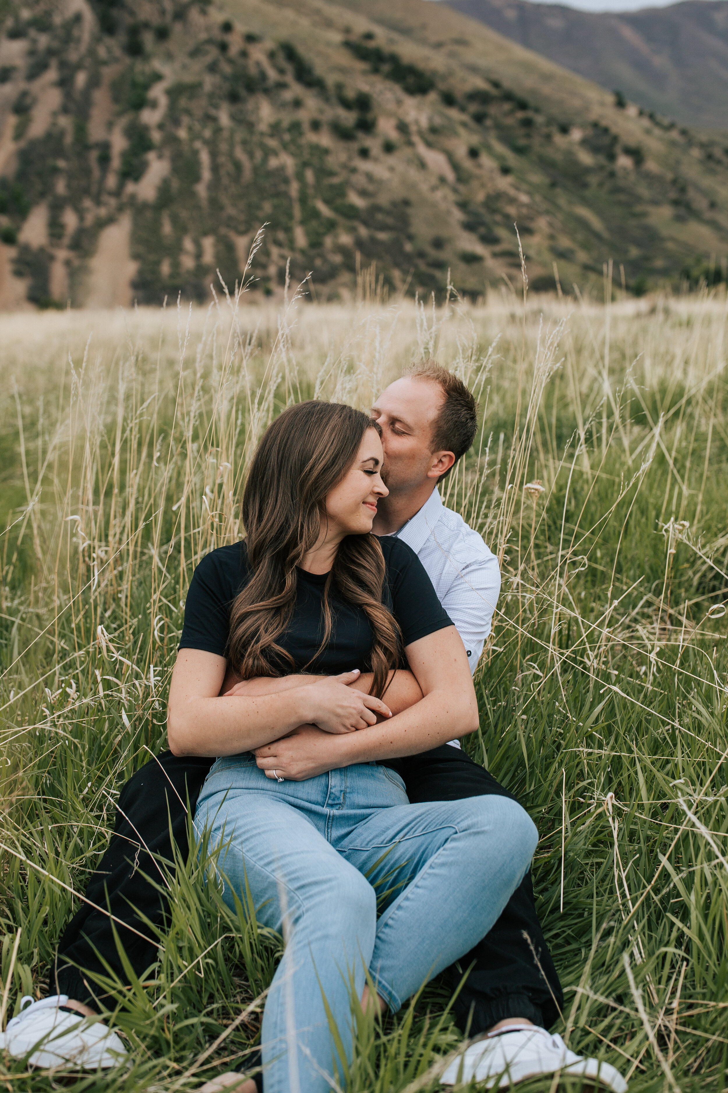  Couples session in the Utah mountains. Park City couples shoot. Summer couples shoot. Casual couple outfit inspo.  #engagementsession #couplesession #coupleshoot #weddingphotography #elopement  