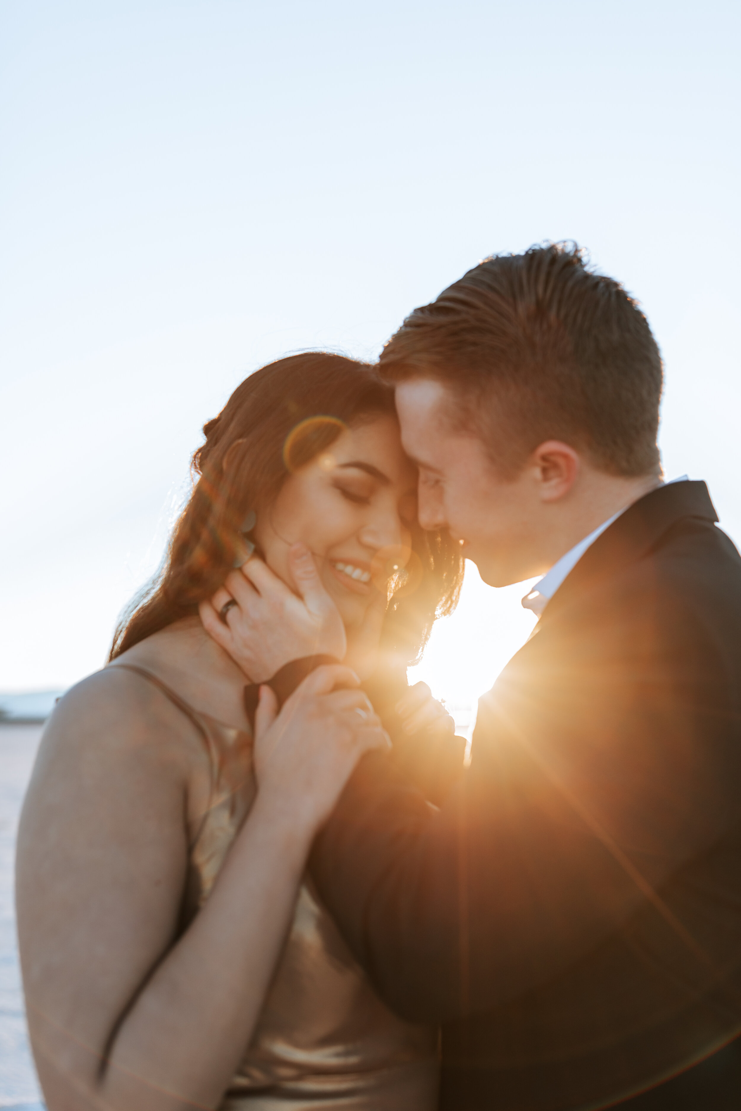  Emily Jenkins Photography captures a sunburst between a couple going in for a kiss during an intimate elopement on the west coast. sunburst kissing photography private wedding mr. and mrs. small wedding #emilyjenkinsphotography #emilyjenkinselopemen