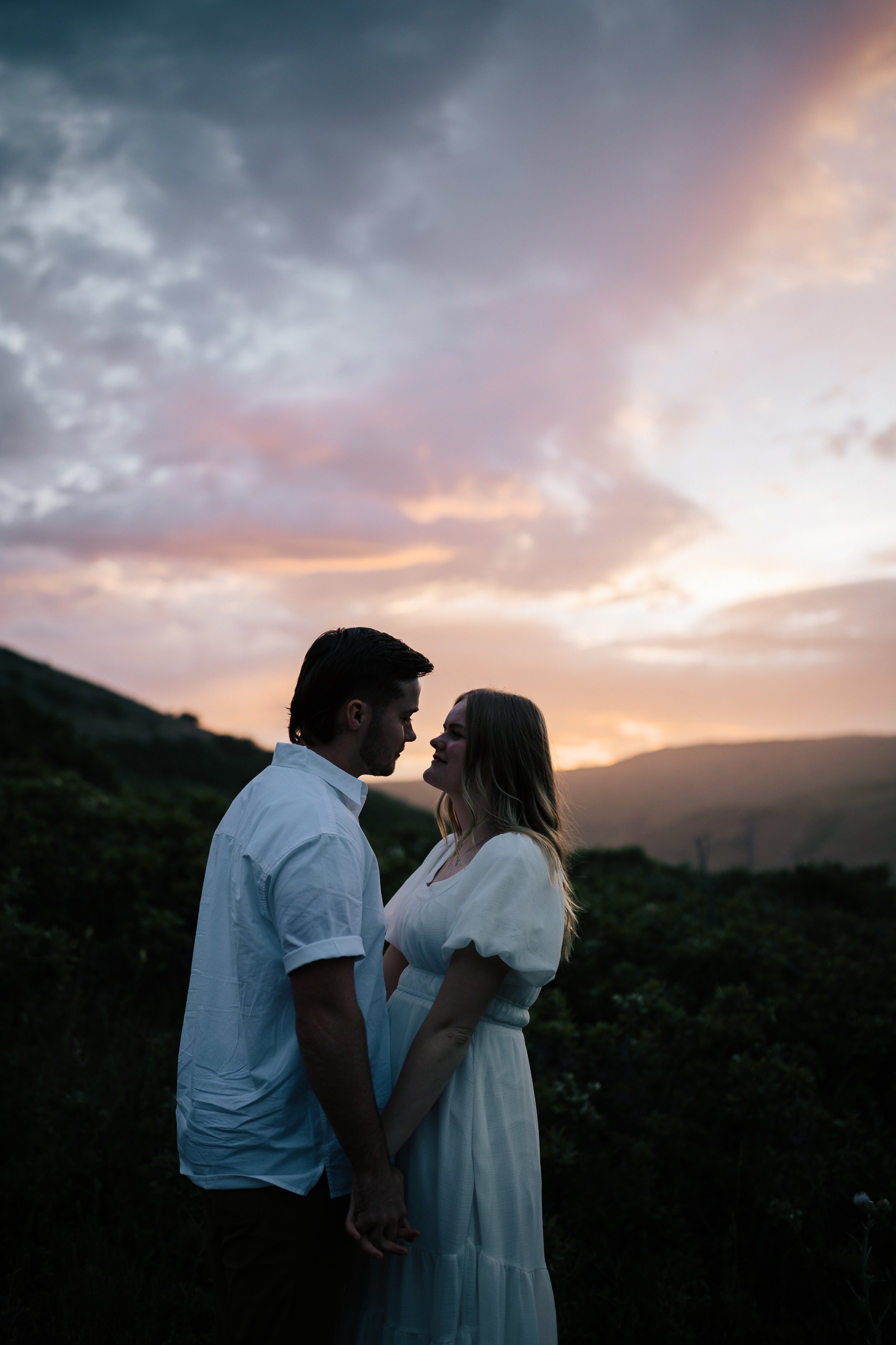  Summer anniversary couples session in the mountains. A young couple poses as the sun sets on a warm summer night. Utah photographer. #utahphotographer #utahengagements  
