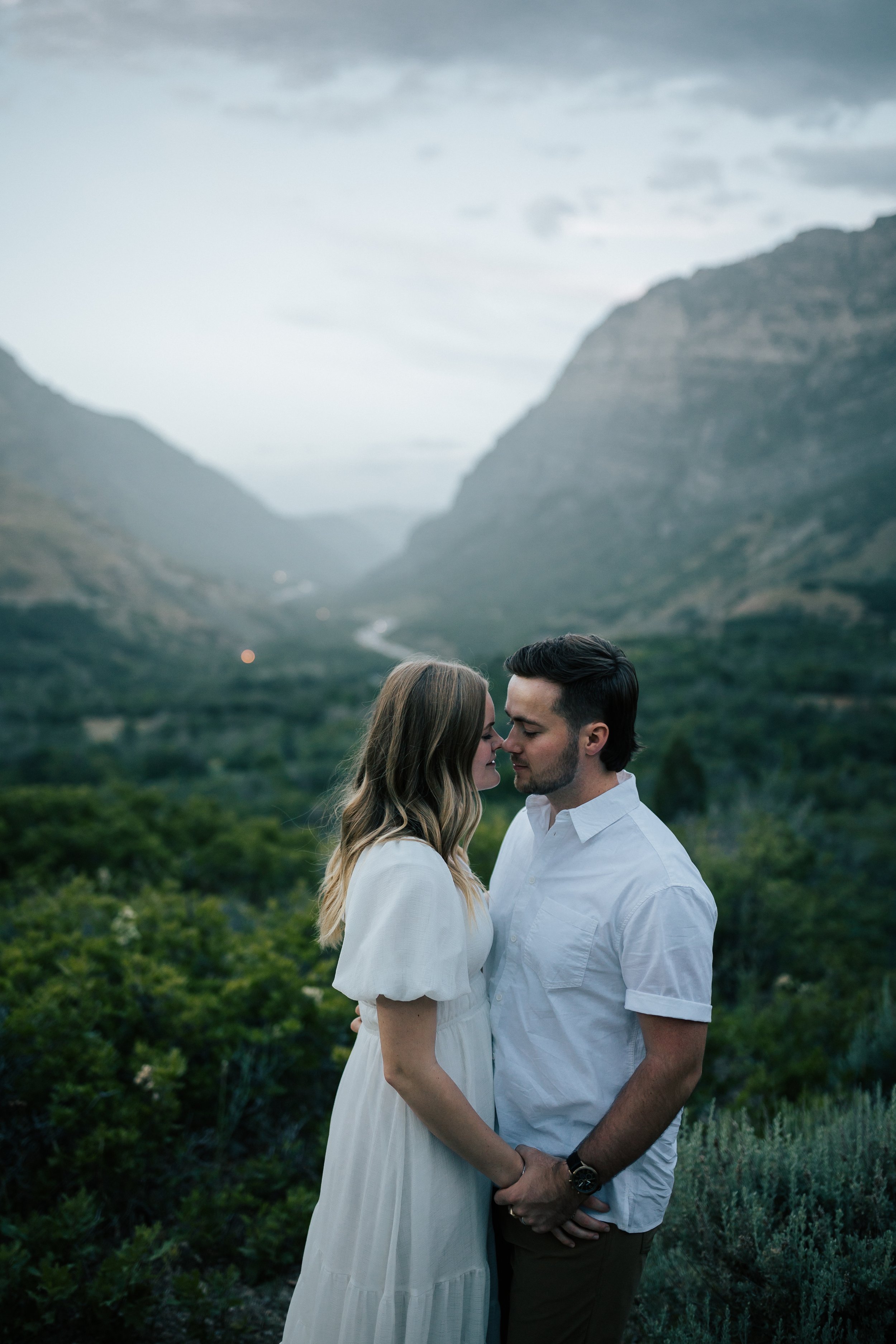  Summer anniversary couples session in the mountains. A young couple poses as the sun goes down and becomes night. Utah photographer. Engagement session. #utahphotographer #utahengagements  