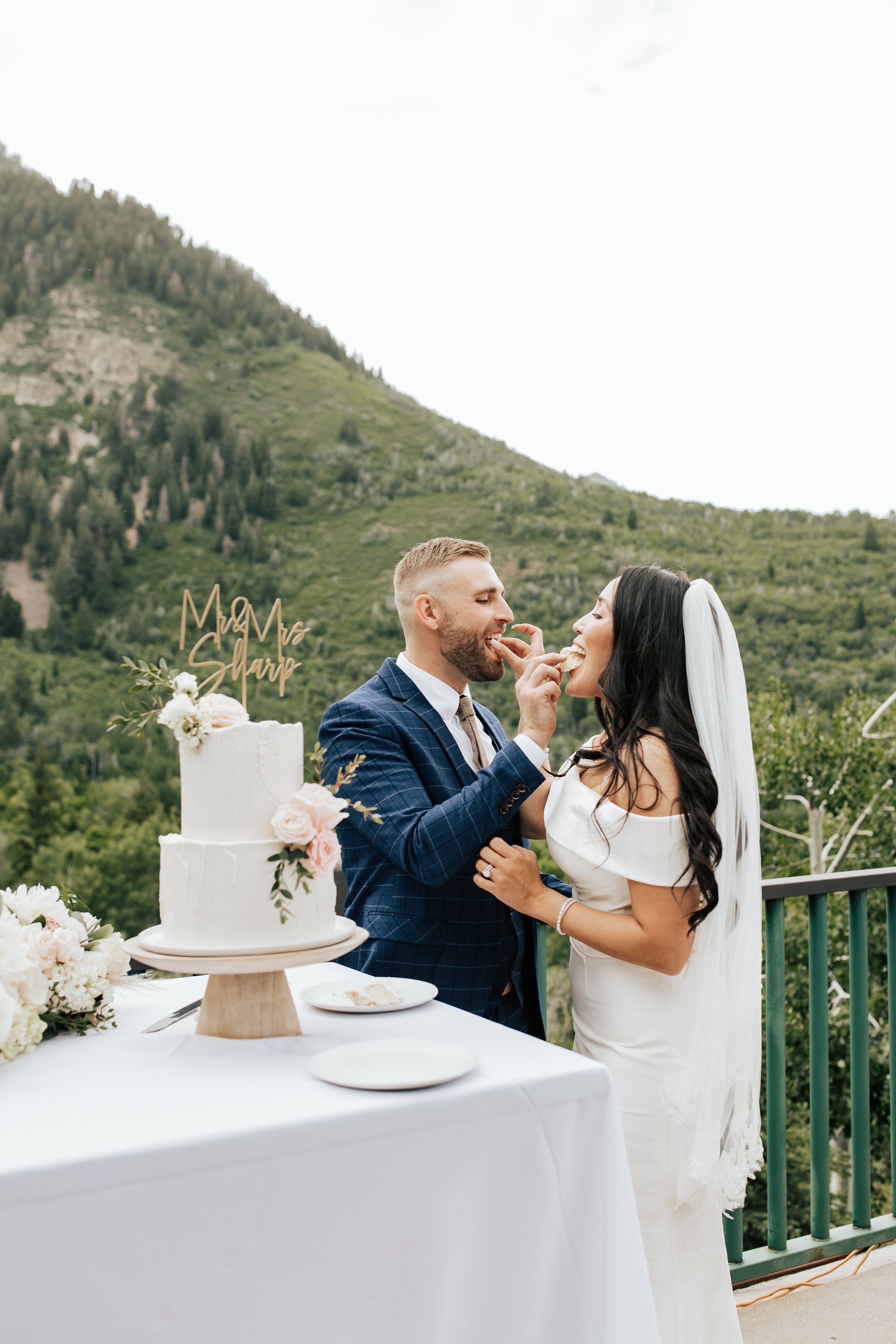  Couple cuts wedding cake together. Beautiful two tier wedding cake with flowers. #weddingcake #weddingphotos #utahwedding 