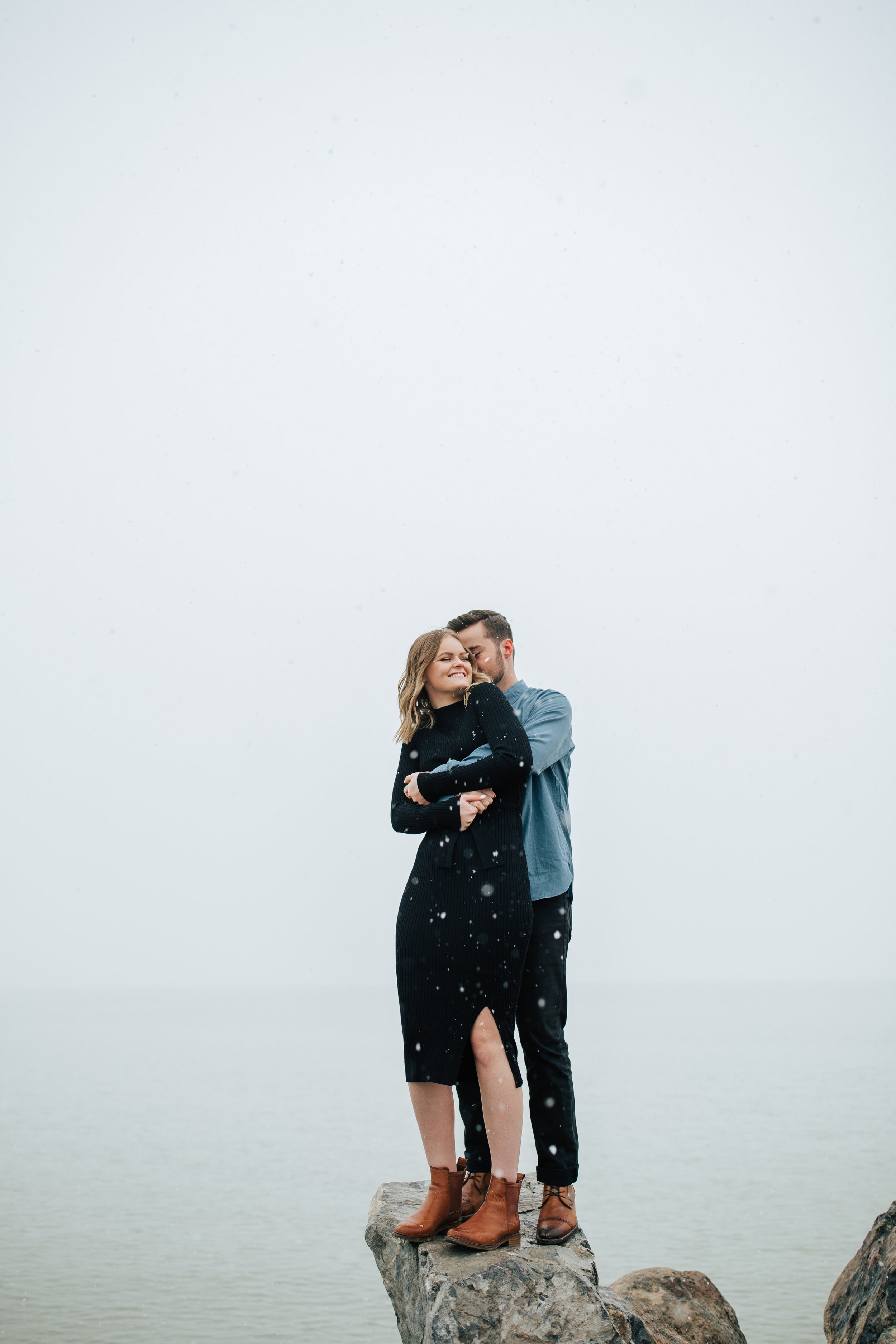  Winter photoshoot outfit inspo. Man and woman kiss in the snowy mountains. Utah mountain engagement shoot in the winter. Park City, Utah photographer. #winter #engagements #engagementsession #utahphotoshoot #utahengagements 