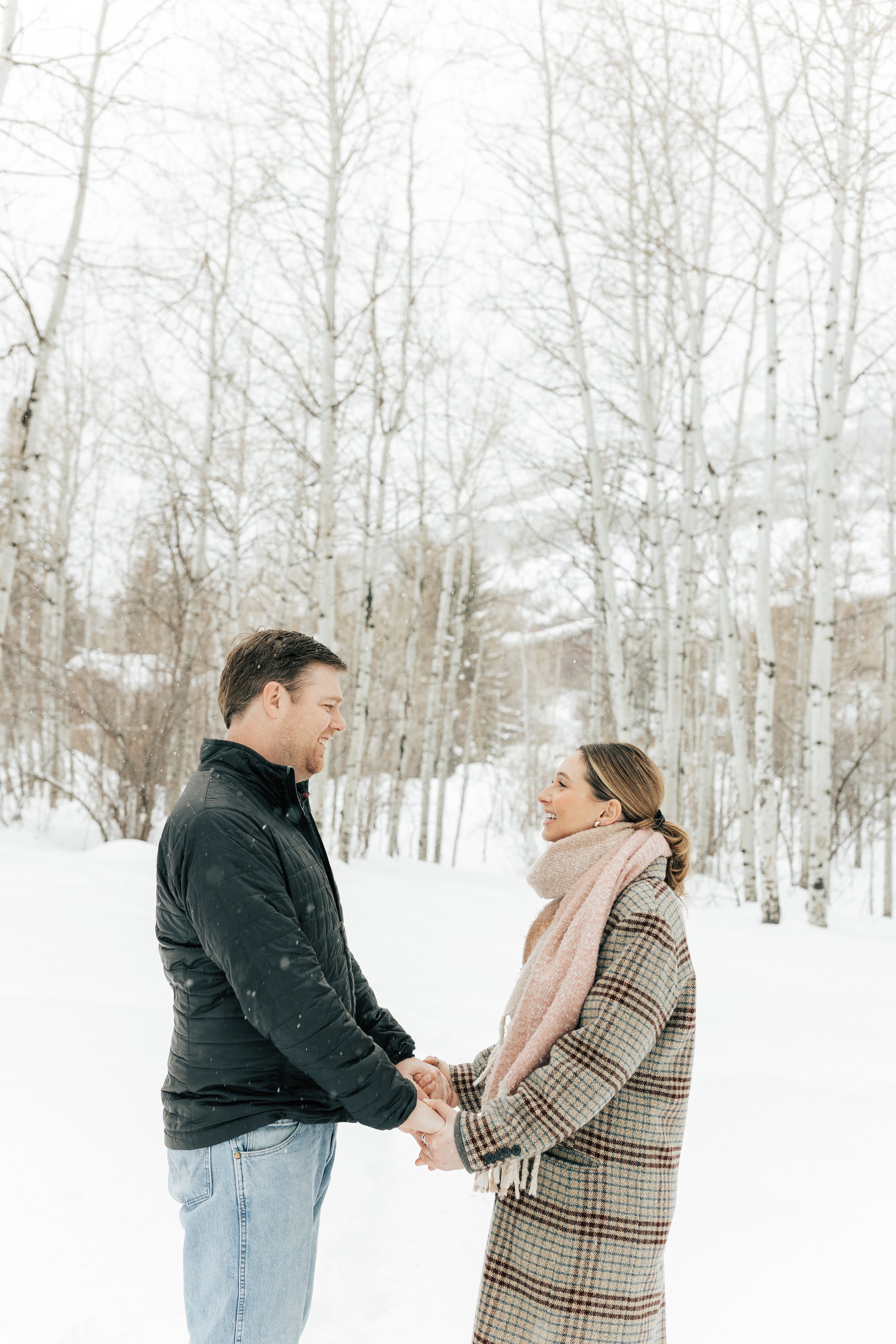  Winter engagement session in Park City, Utah. Boyfriend surprises girlfriend with wedding proposal during a snowy photoshoot. #parkcity #engagements #engagementsessionn #proposal 