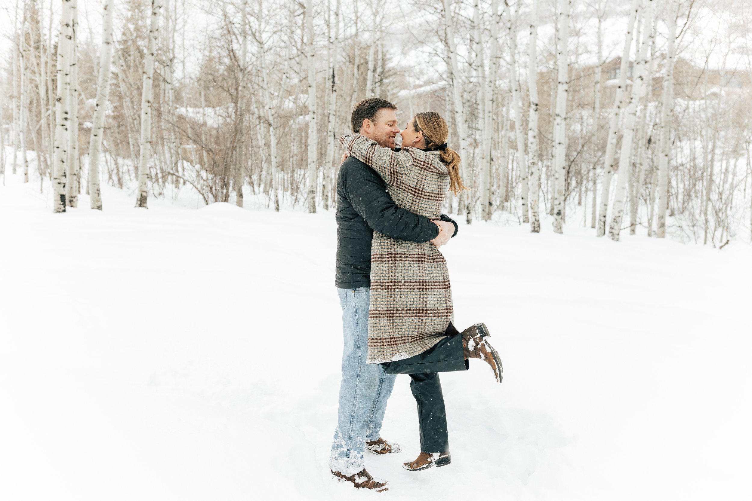  Winter engagement session in Park City, Utah. Boyfriend surprises girlfriend with wedding proposal during a snowy photoshoot. #parkcity #engagements #engagementsessionn #proposal 