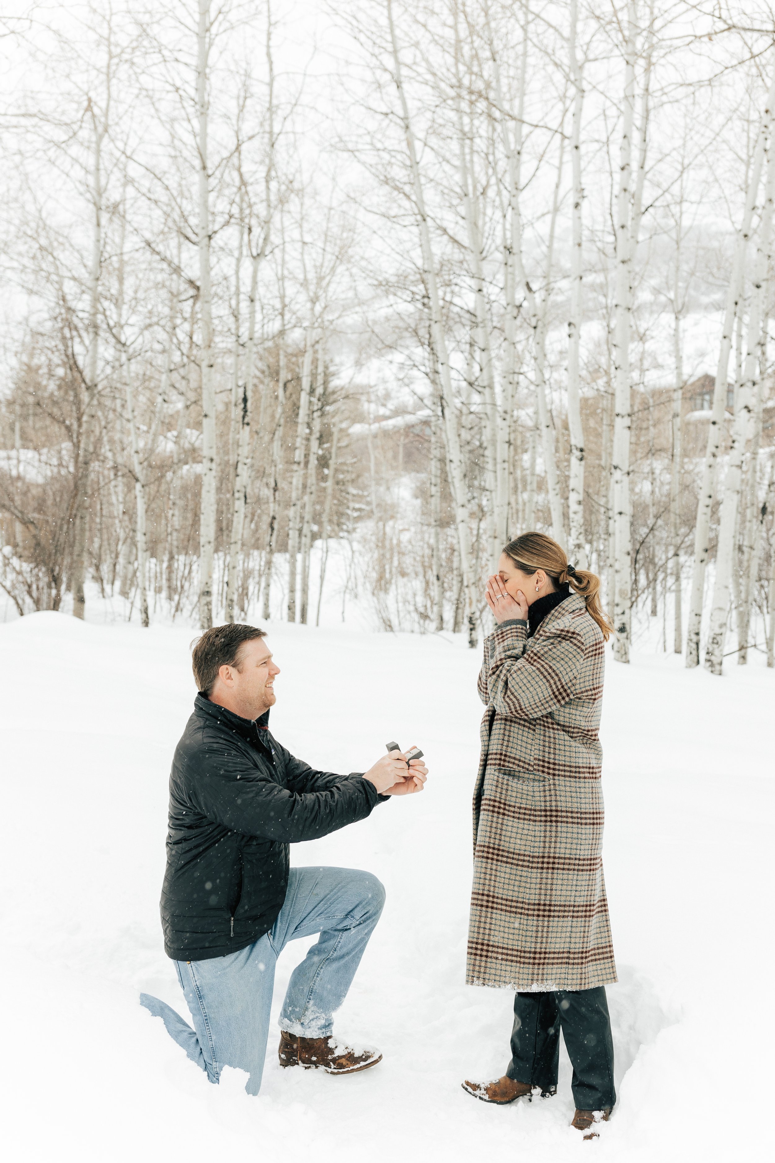  Winter engagement session in Park City, Utah. Boyfriend surprises girlfriend with wedding proposal during a snowy photoshoot. Man proposes to girlfriend. #parkcity #engagements #engagementsessionn #proposal 