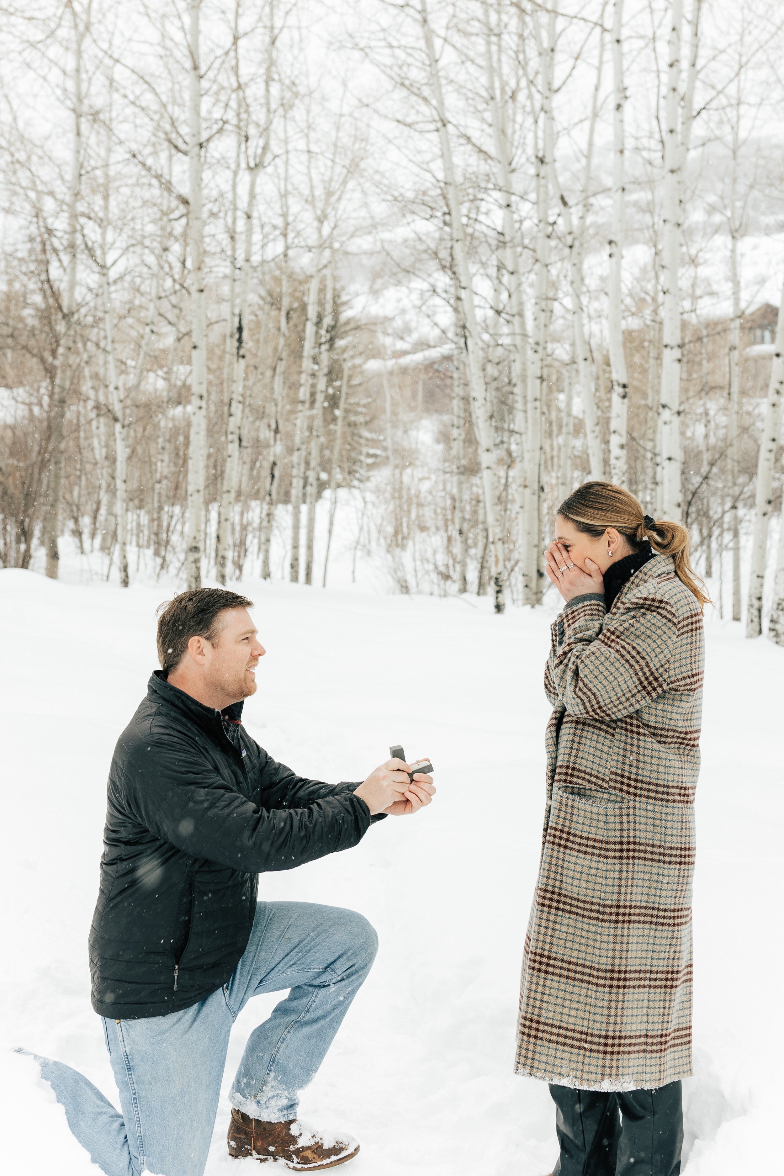  Winter engagement session in Park City, Utah. Boyfriend surprises girlfriend with wedding proposal during a snowy photoshoot. Man proposing to his girlfriend. #parkcity #engagements #engagementsessionn #proposal 